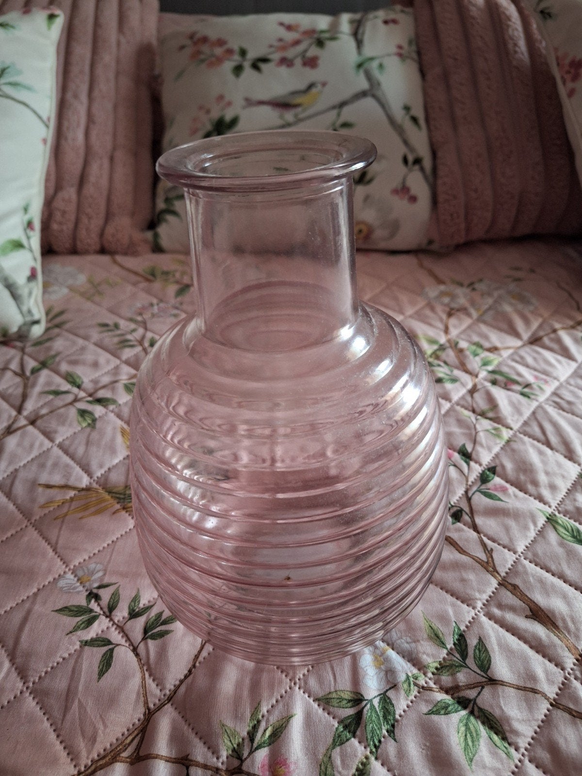 Roze glazen vaas met ribbels, Huis en Inrichting, Woonaccessoires | Vazen, Ophalen, Gebruikt, Roze