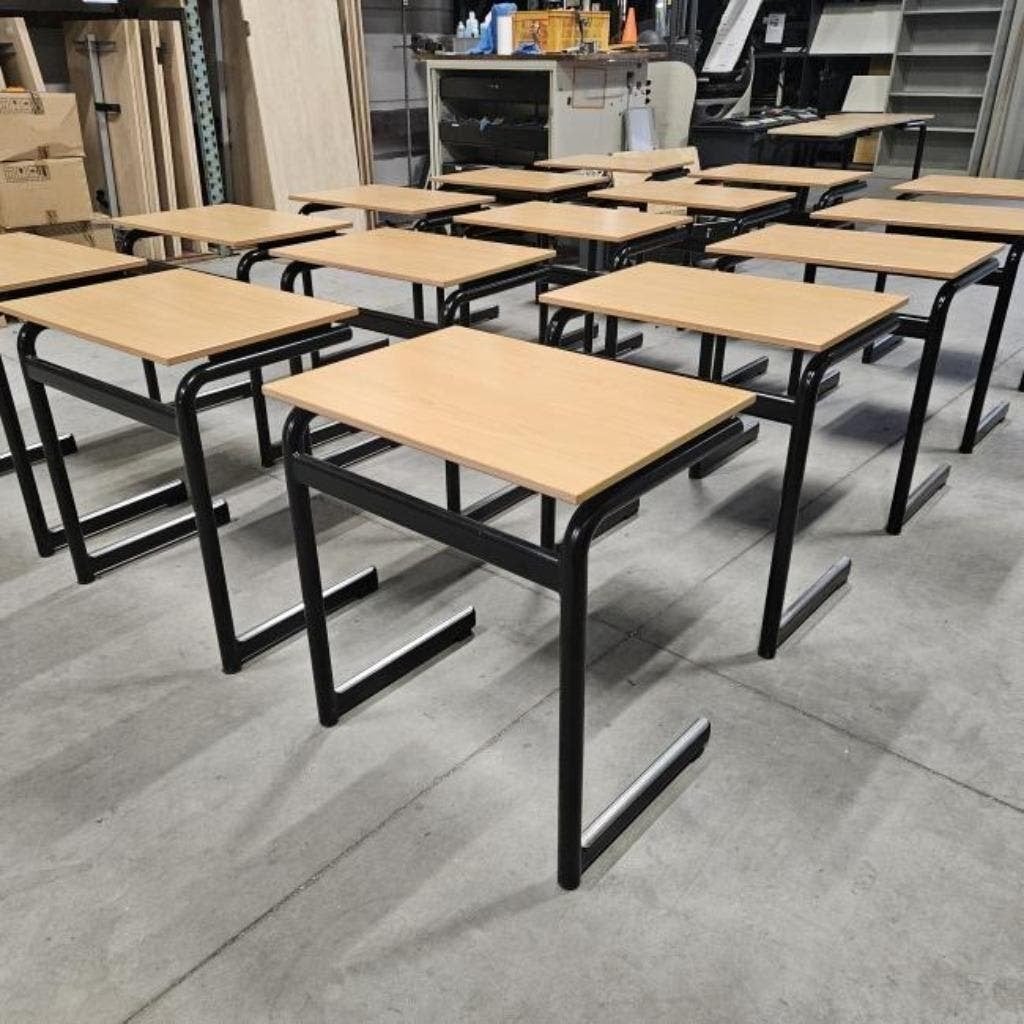 diverse schooltafels/ bureautafels / werkplekken / tafels, Ophalen, Gebruikt