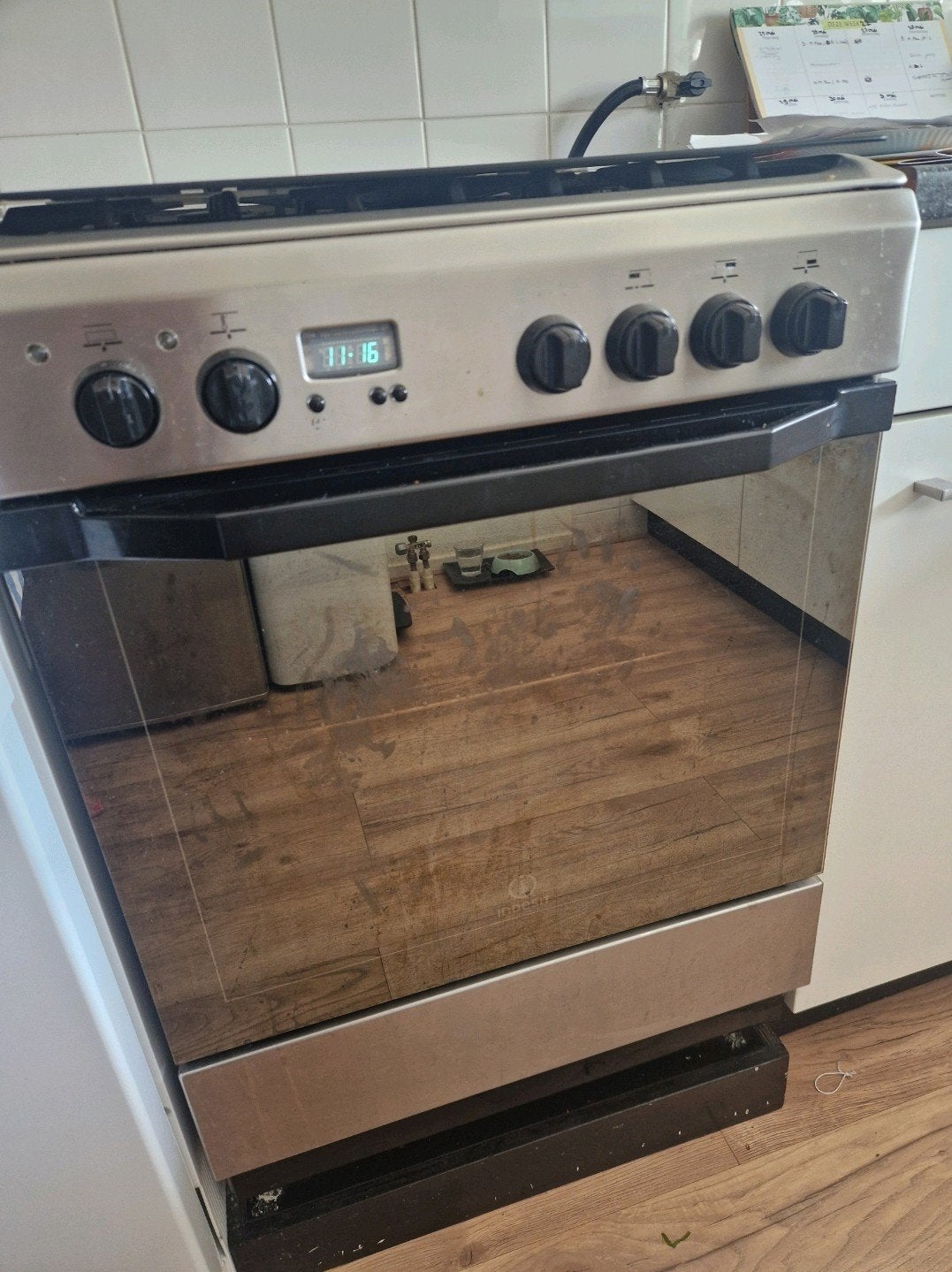 Indesit I6TMH5AG/NL Fornuis met Oven (6 jaar oud), Witgoed en Apparatuur, Fornuizen, Ophalen, Gebruikt, 60 cm of meer, Grill