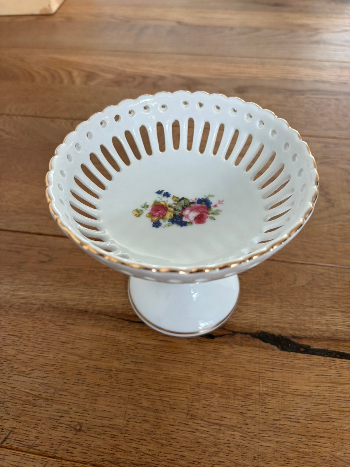 vintage porseleinen bonbonschaaltje sierlijk bloemmotief, Antiek en Kunst, Ophalen of Verzenden
