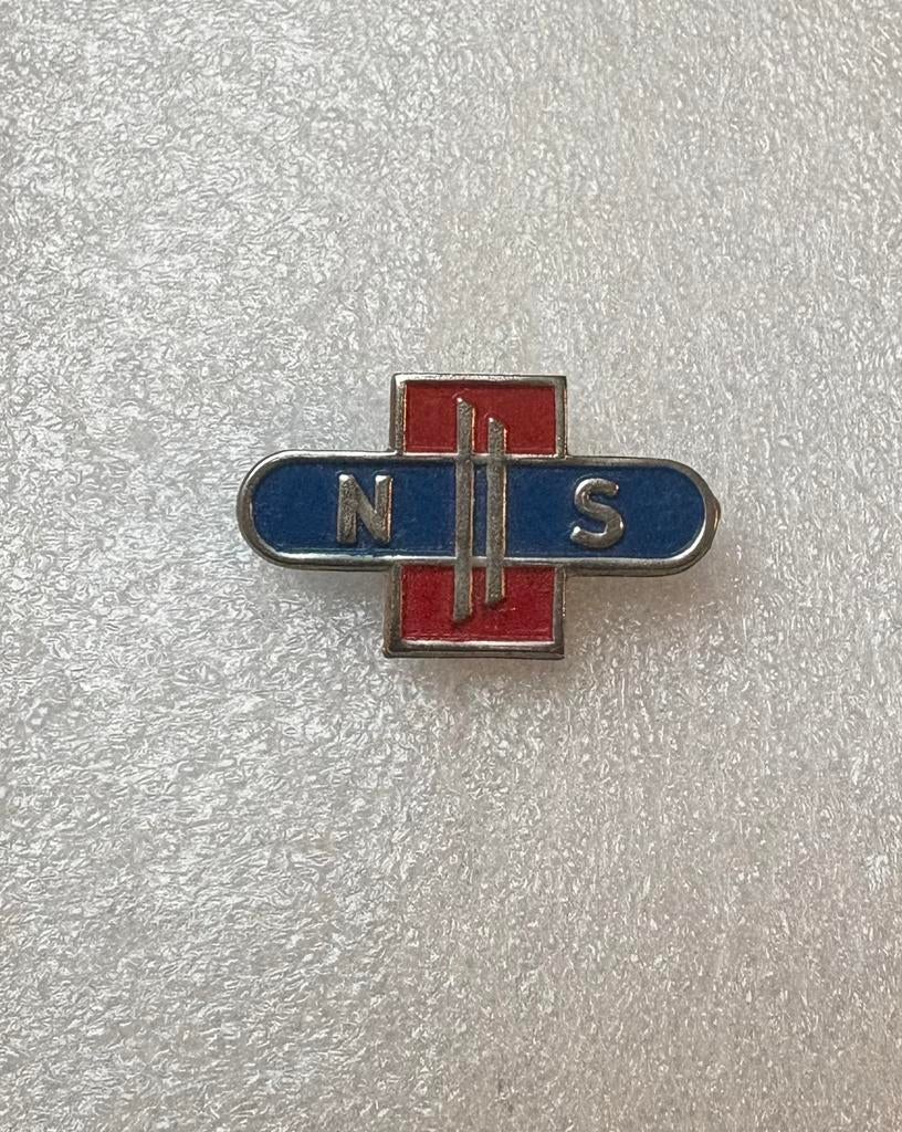 Broche oud NS-logo, Verzamelen, Ophalen of Verzenden, Gebruikt, Trein