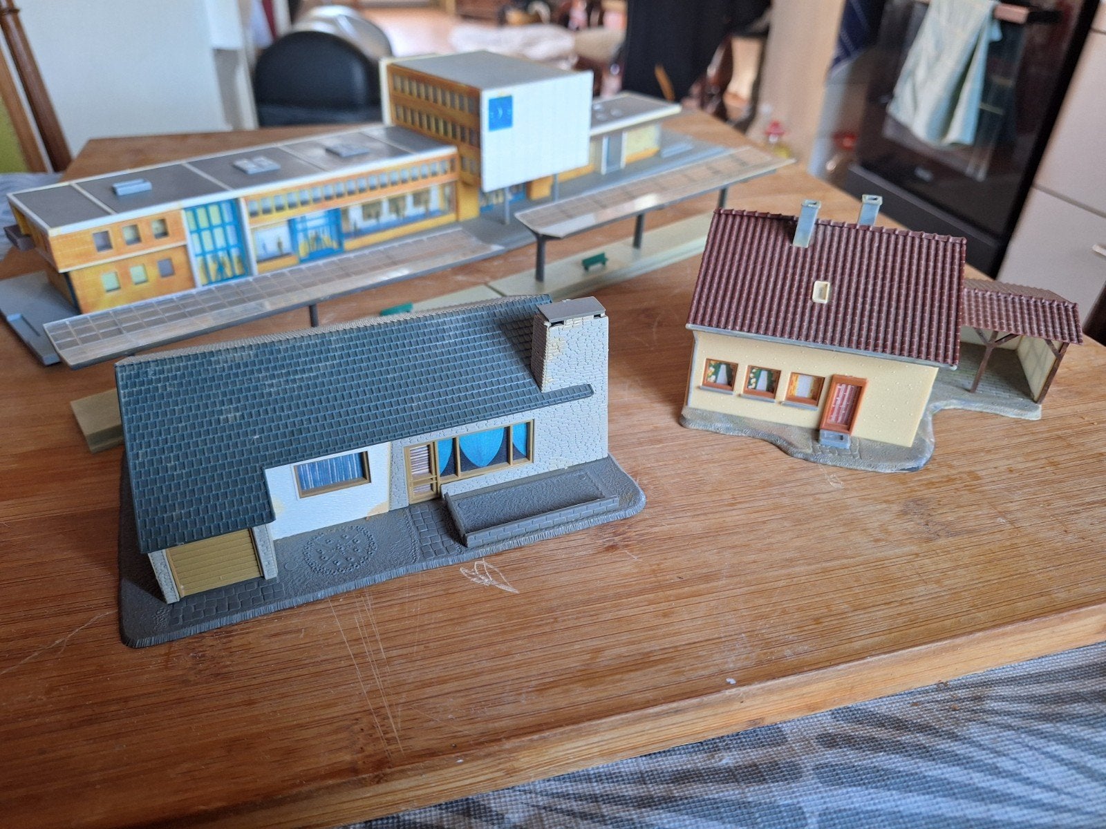 modern station en 2 modern huisjes, Overige merken, Gelijkstroom of Wisselstroom, Brug, Tunnel of Gebouw, Ophalen of Verzenden