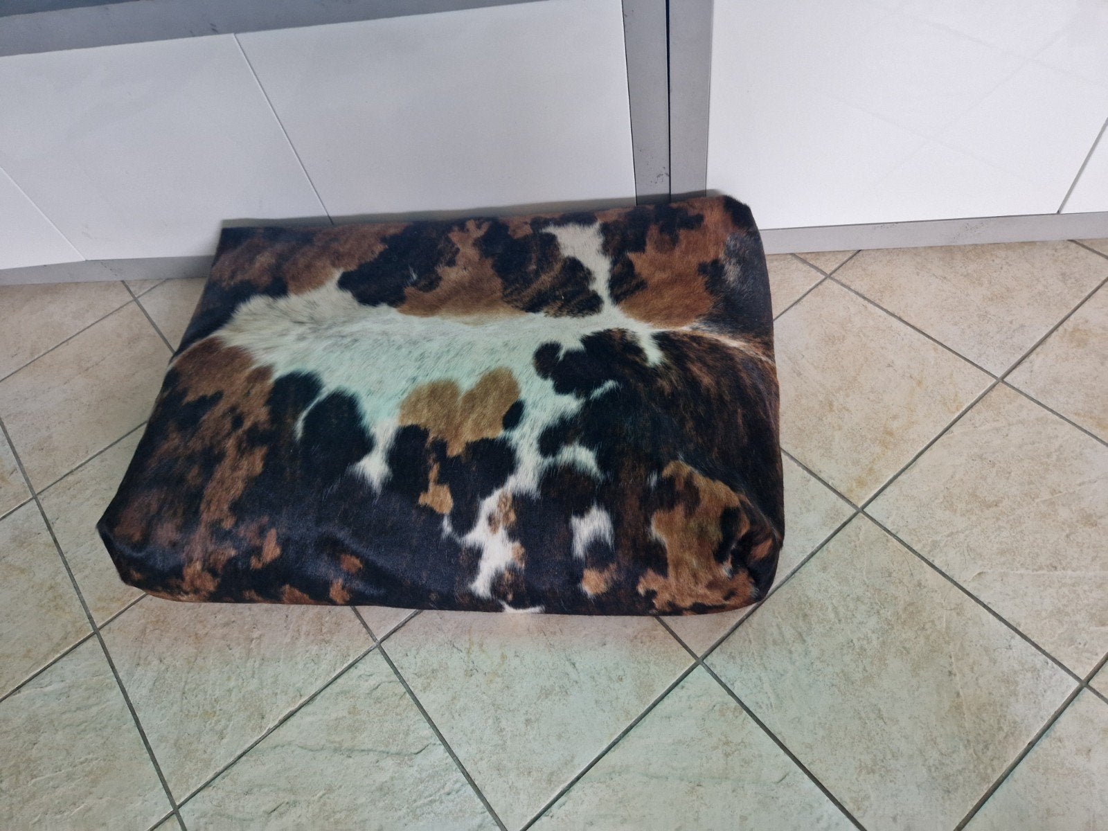 Honden bed van koeienhuid, Dieren en Toebehoren, Ophalen of Verzenden, Zo goed als nieuw