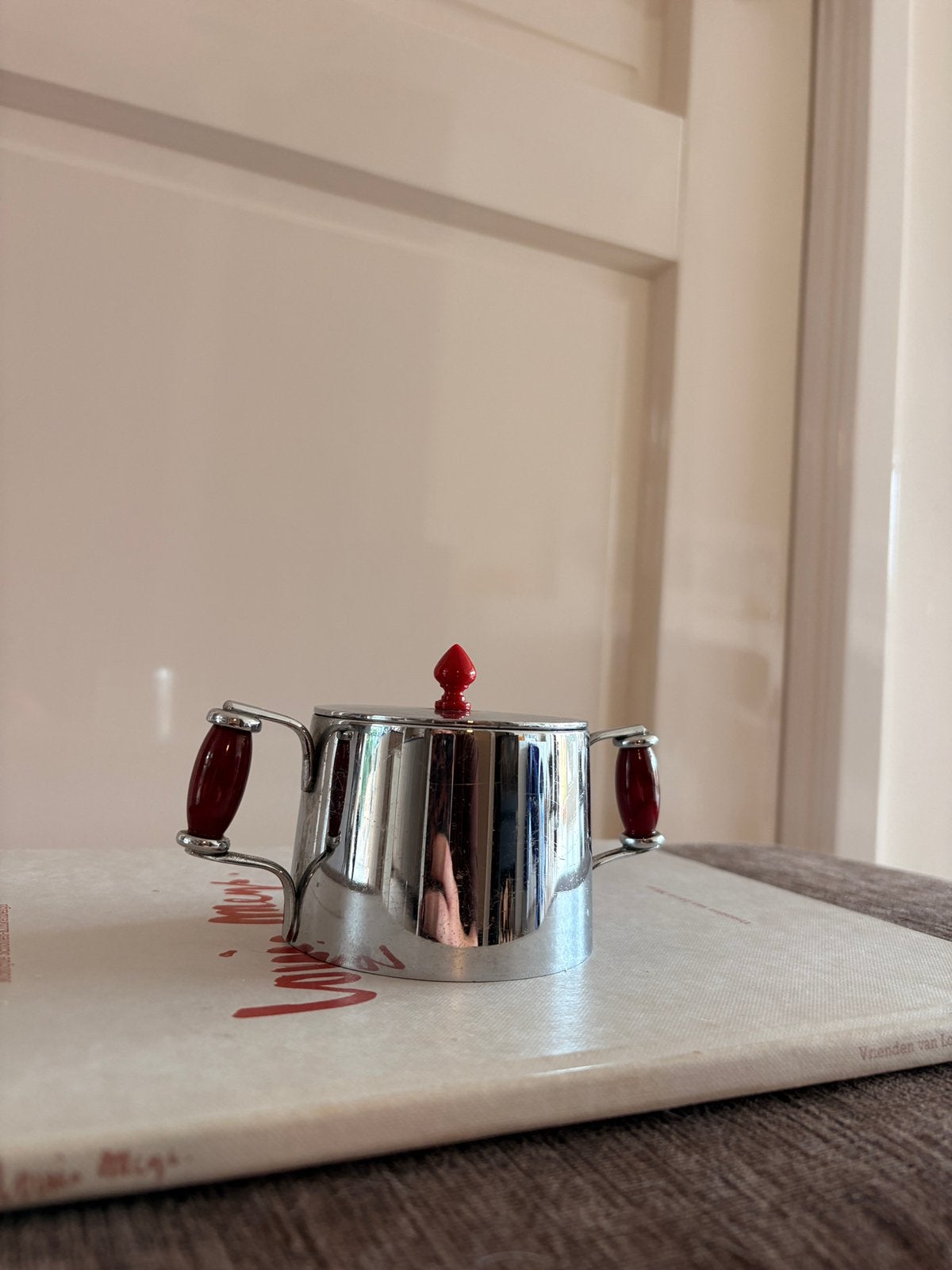 Vintage Italiaanse RVS Suikerpot met Rode Bakeliet Details, Huis en Inrichting, Keuken | Servies, Overige materialen, Overige typen