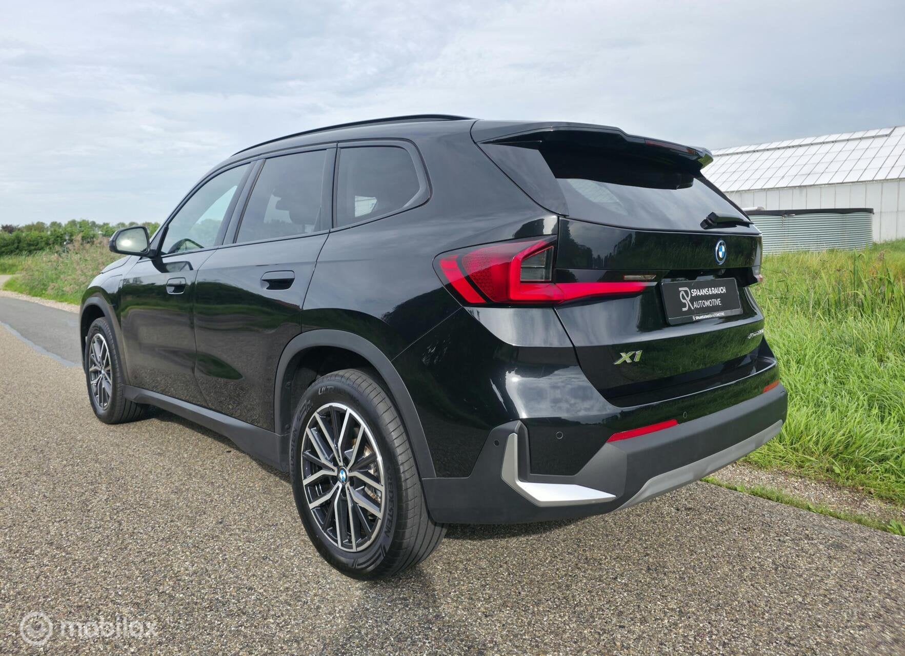 BMW X1 xDrive25e / Pano / Leder / HUD / HK Audio / Trekhaak, Auto's, Gebruikt, Zwart, Zwart, Bedrijf