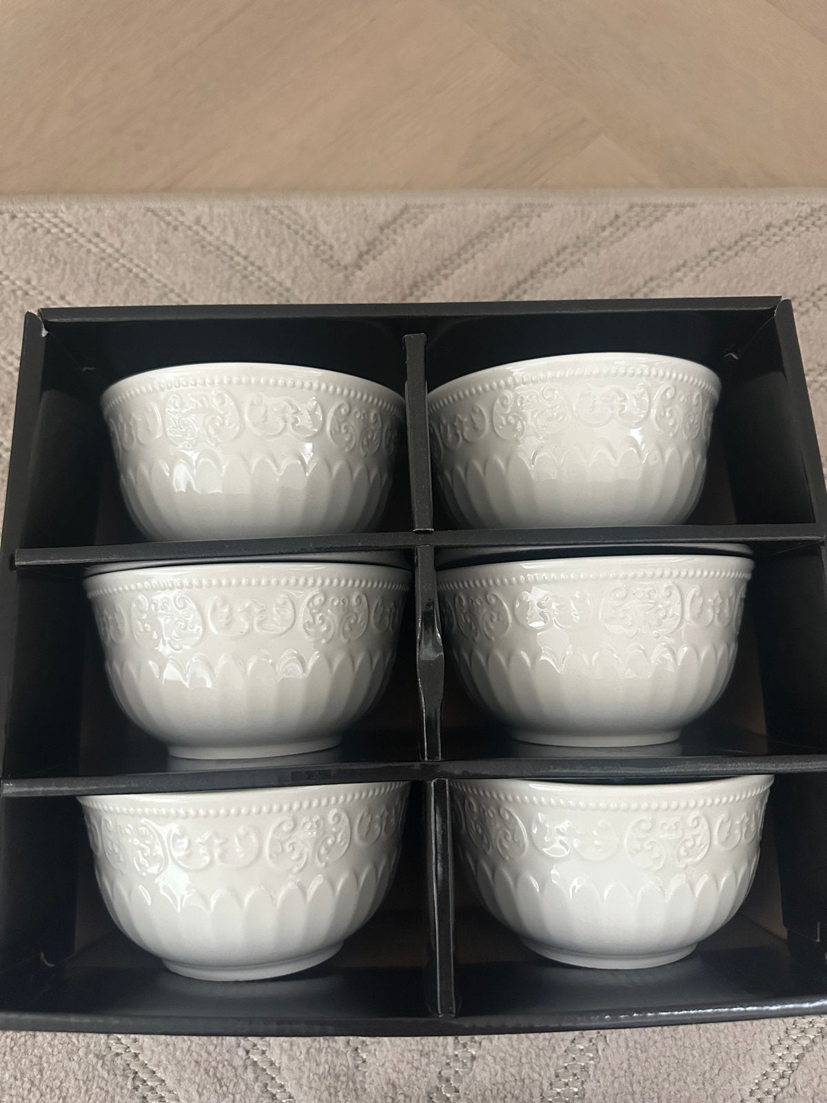 Set van 6 witte schaaltjes met reliëf, Ophalen of Verzenden, Klassiek, Keramiek, Schaal of Schalen