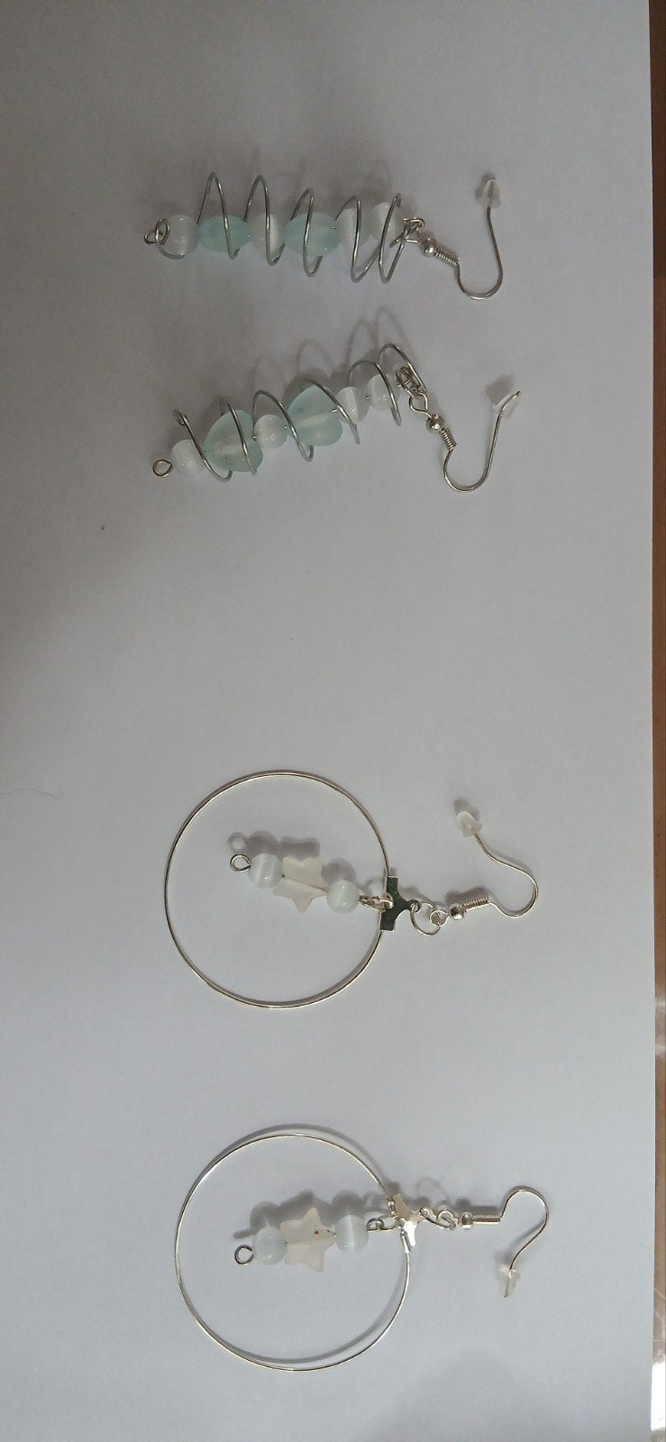 Handgemaakte oorbellen met kralen en zilverkleurige accenten, Sieraden, Tassen en Uiterlijk, Overige materialen, Hangers, Wit