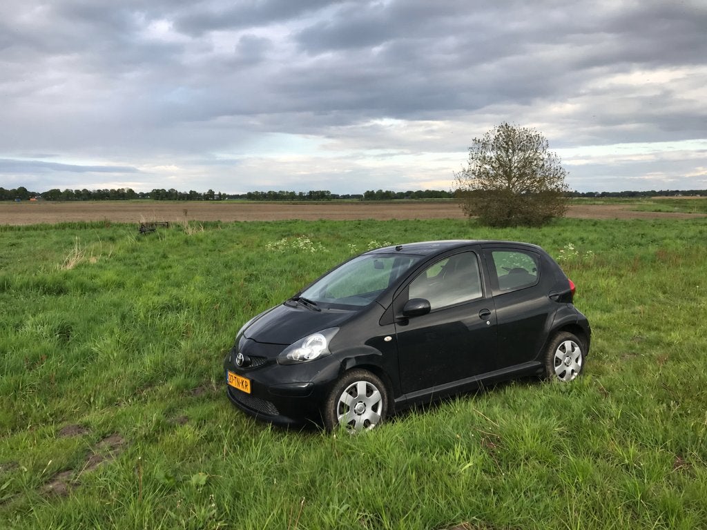 Toyota Aygo 1.0 12V Vvt-i 5DRS 2006 Zwart, Auto's, Voorwielaandrijving, Stof, 4 stoelen, Origineel Nederlands