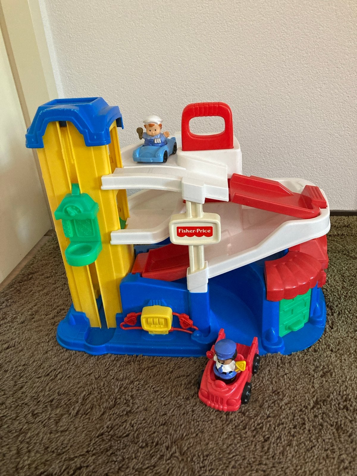 Fisher Price garage met 2 auto's en poppetjes, Kinderen en Baby's, Speelgoed | Fisher-Price, Ophalen, Gebruikt, Speelset