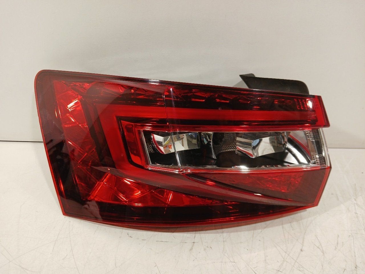 Achterlicht links buiten Skoda Superb, Auto-onderdelen, Onderdelen@venauto.nl, Van der Ven Autorecycling B.V., Gebruikt, Ettenseweg 76, 4706 PB Roosendaal, The Netherlands
