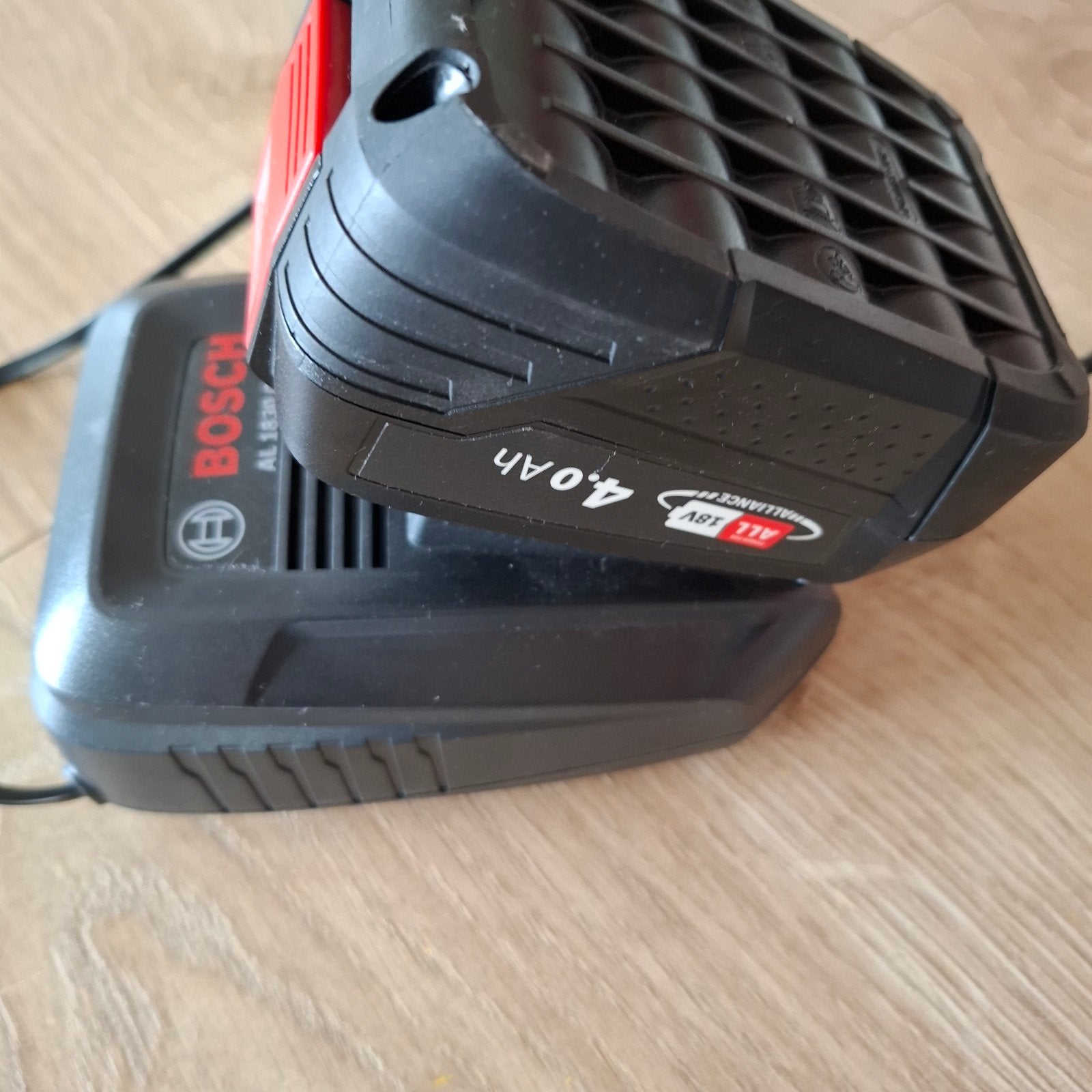 Bosch AL 1830 CV Oplader met 18V 4.0Ah Accu, Ophalen of Verzenden, Zo goed als nieuw, Overige typen
