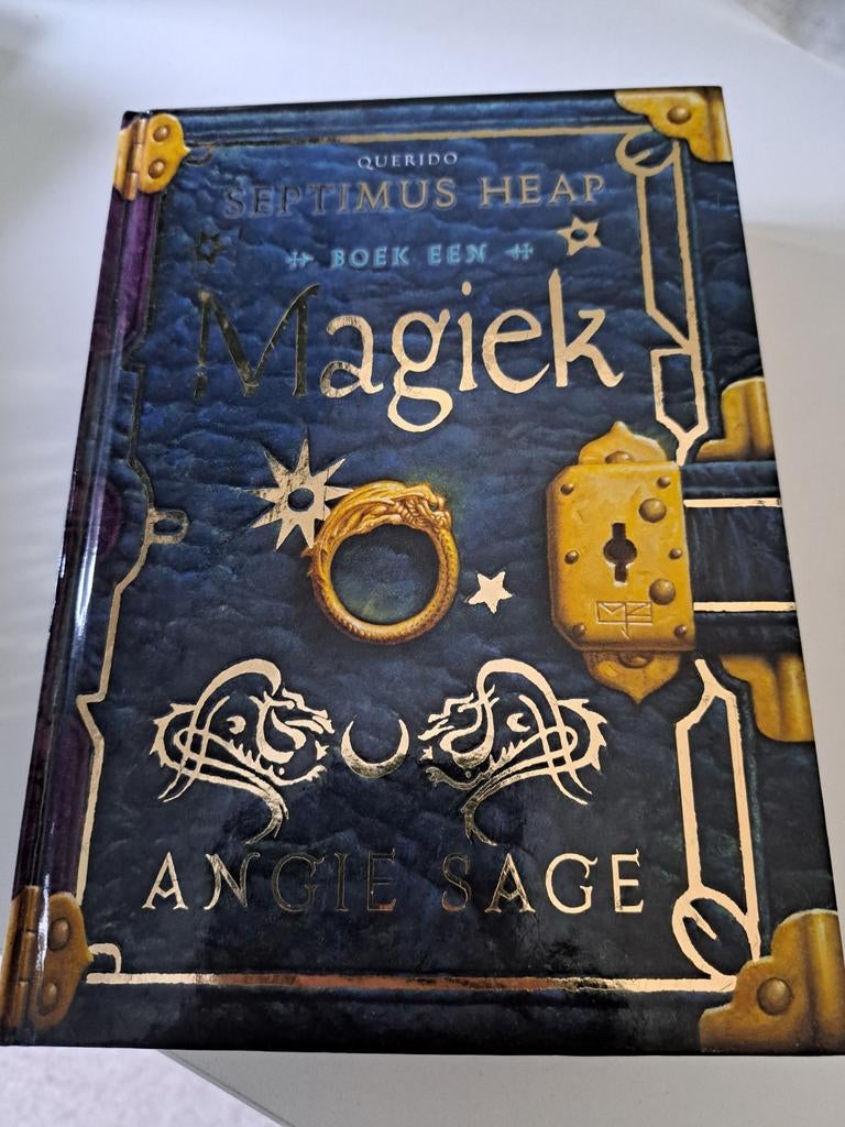 Angie Sage - Septimus Heap 1 - Magiek, Ophalen of Verzenden, Gelezen