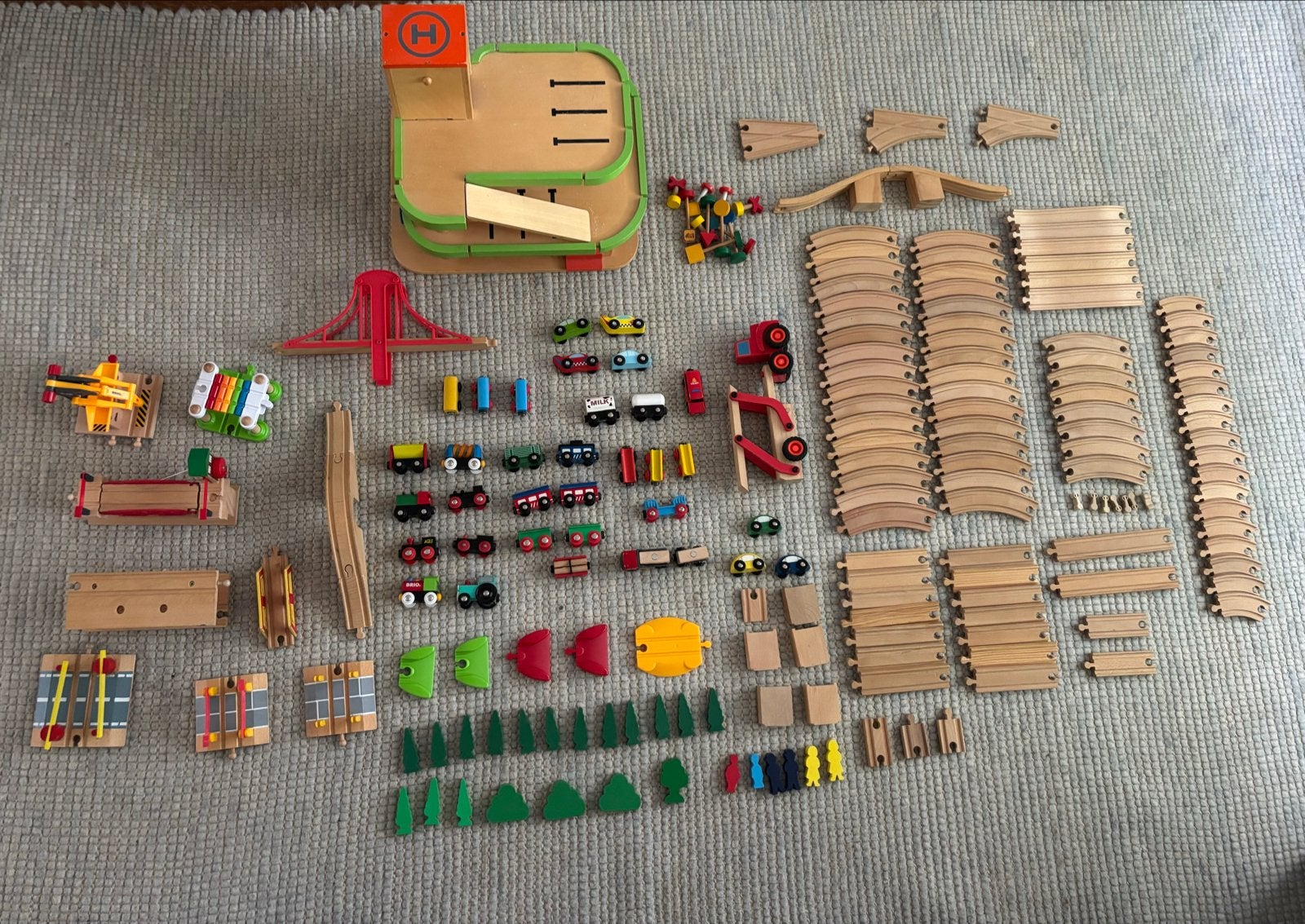 Compleet houten treinset met parkeergarage en accessoires, Kinderen en Baby's, Ophalen, Gebruikt, Rij- of Hobbelspeelgoed