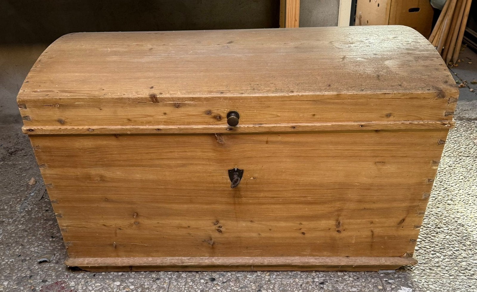 Antieke houten kist met gebogen deksel, Huis en Inrichting, Ophalen