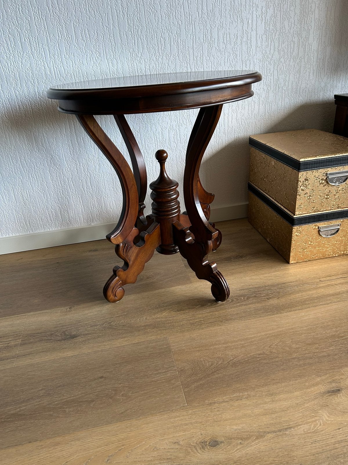 Klassieke bijzettafel van klassiek donker hout, Ophalen