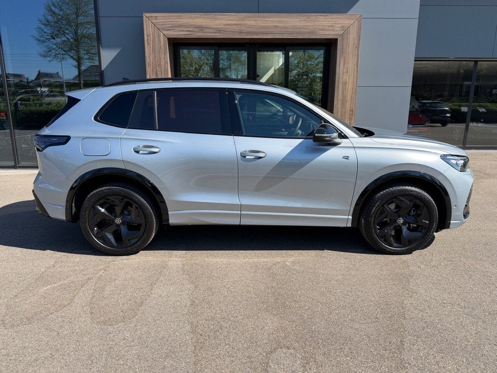 Volkswagen Tiguan 1.5 eHybrid R-Line | Black line | 360 Came, Auto's, Volkswagen, 12 maanden, Zwart, Alcantara, Parkeerassistent