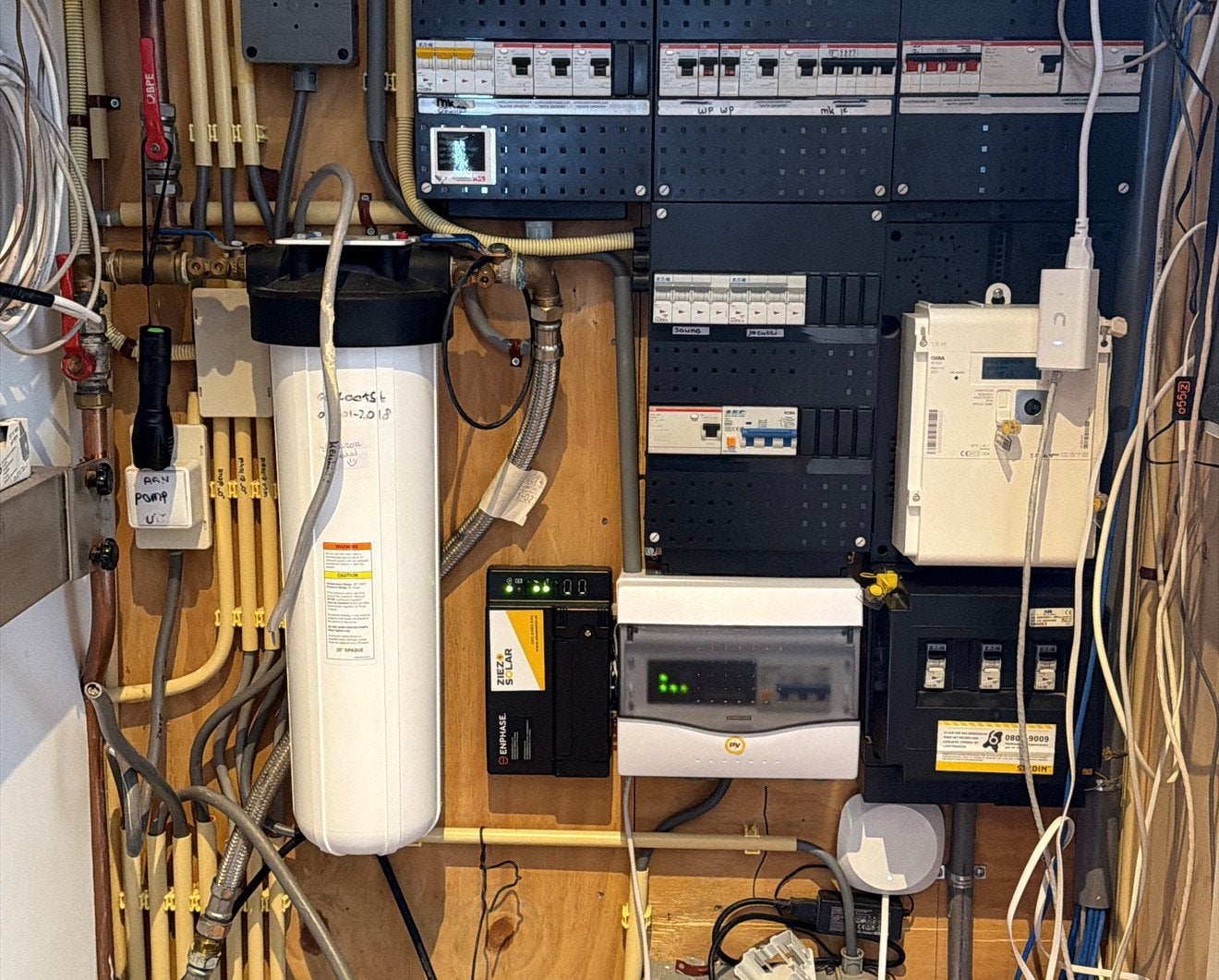 Watts OneFlow anti-kalksysteem OFTWH 38L/min waterontharder, Witgoed en Apparatuur, Waterontharders, Zo goed als nieuw, Elektrische waterontharder