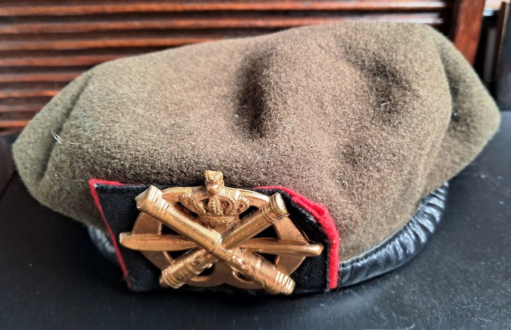 Baret luchtdoelartillerie, korporaal strepen embleemhouder, Ophalen of Verzenden, Landmacht, Nederland, Helm of Baret
