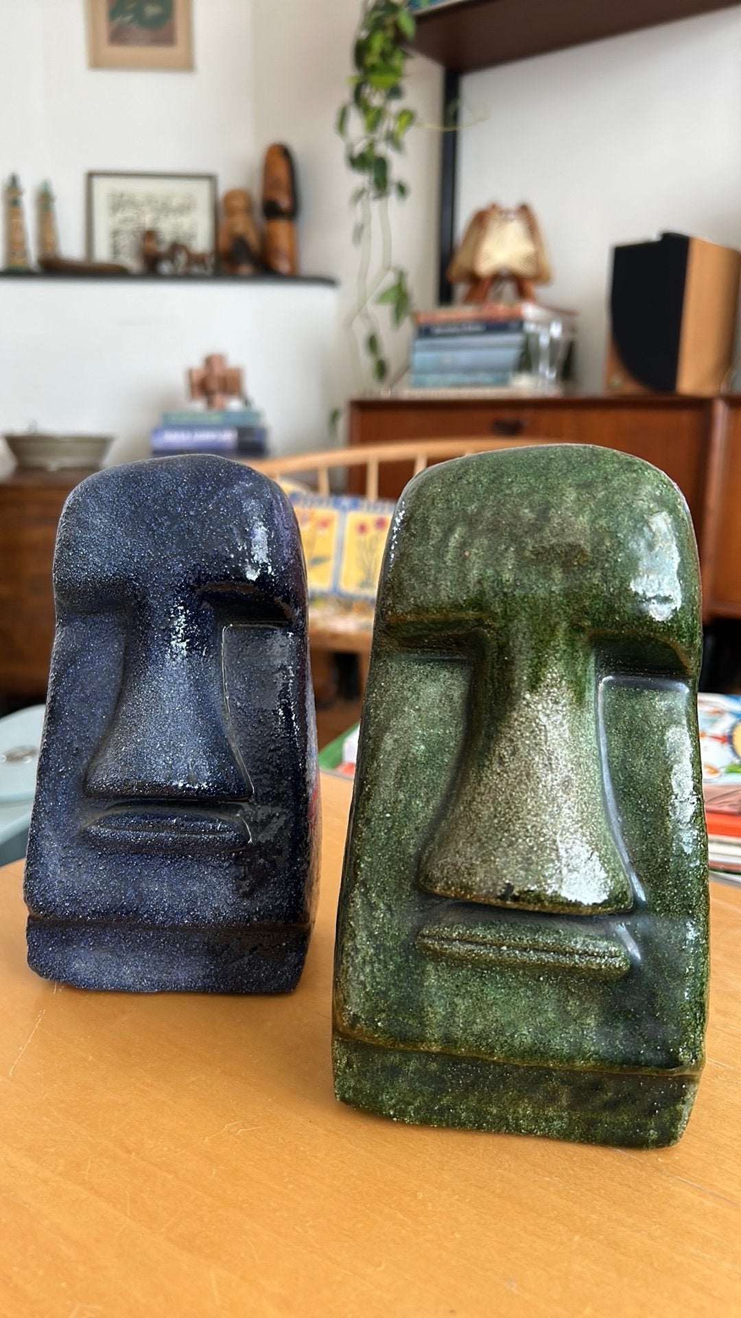 2 brutalist midcentury keramiek Moai sculptuur boekensteunen, Ophalen of Verzenden, Zo goed als nieuw, Steen/keramiek, Vintage