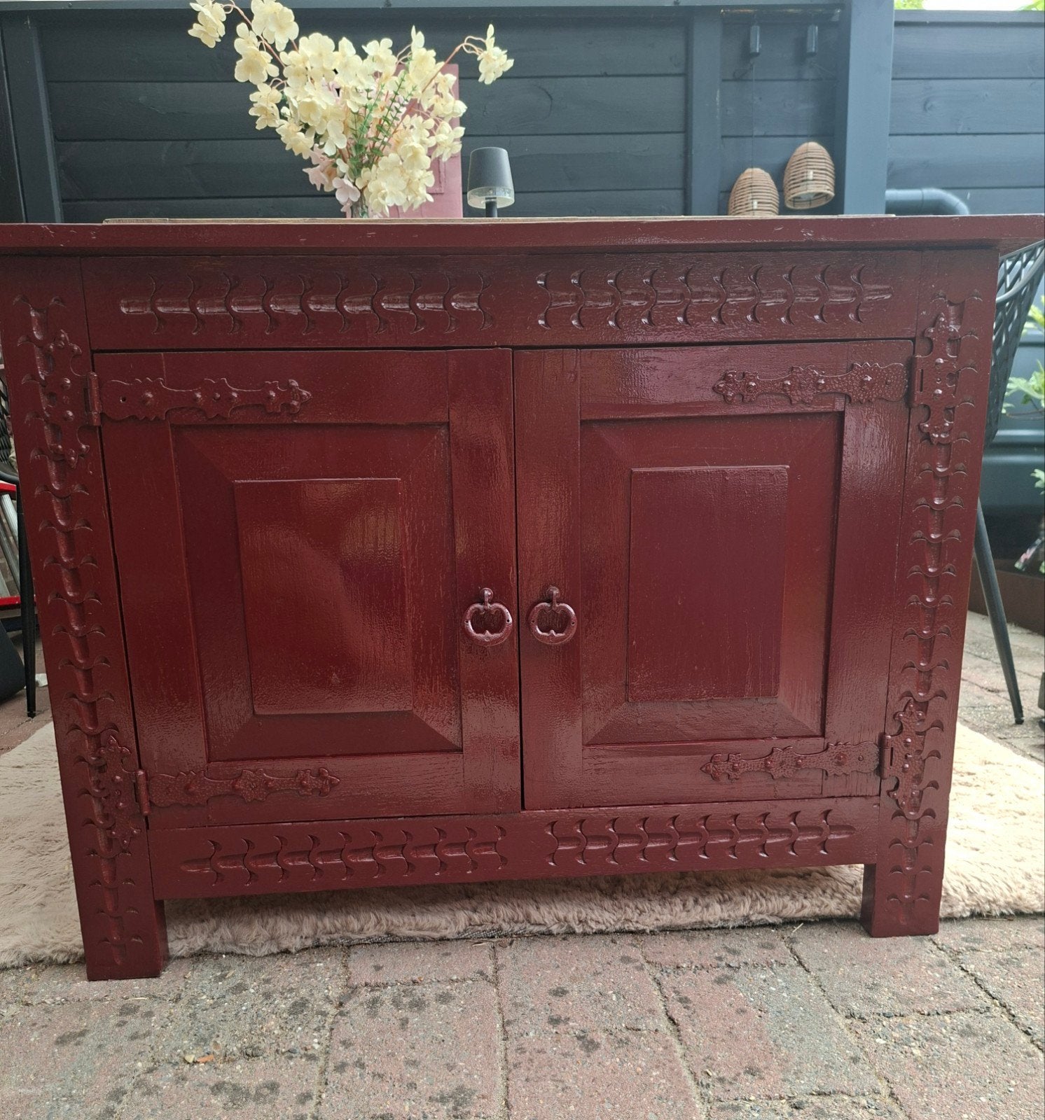 Roodbruin kastje met houtsnijwerk en kabelgat, Ophalen of Verzenden