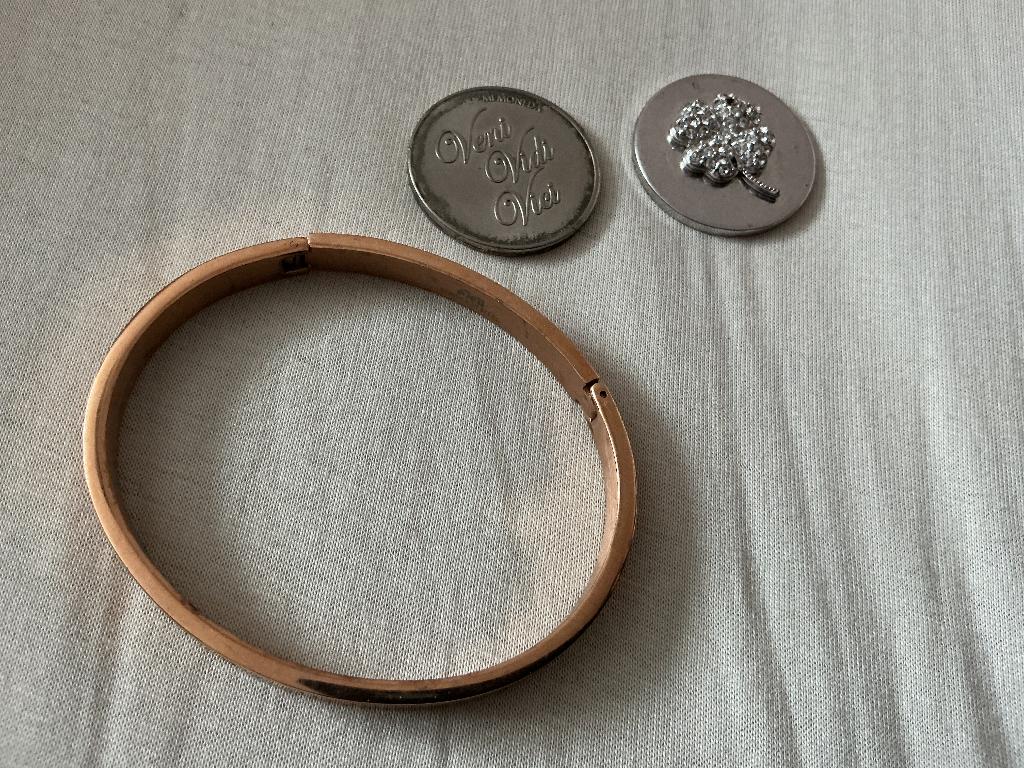 Goudkleurige armband en 2 munten, Sieraden, Tassen en Uiterlijk, Ophalen of Verzenden, Zo goed als nieuw, Goud, Overige materialen
