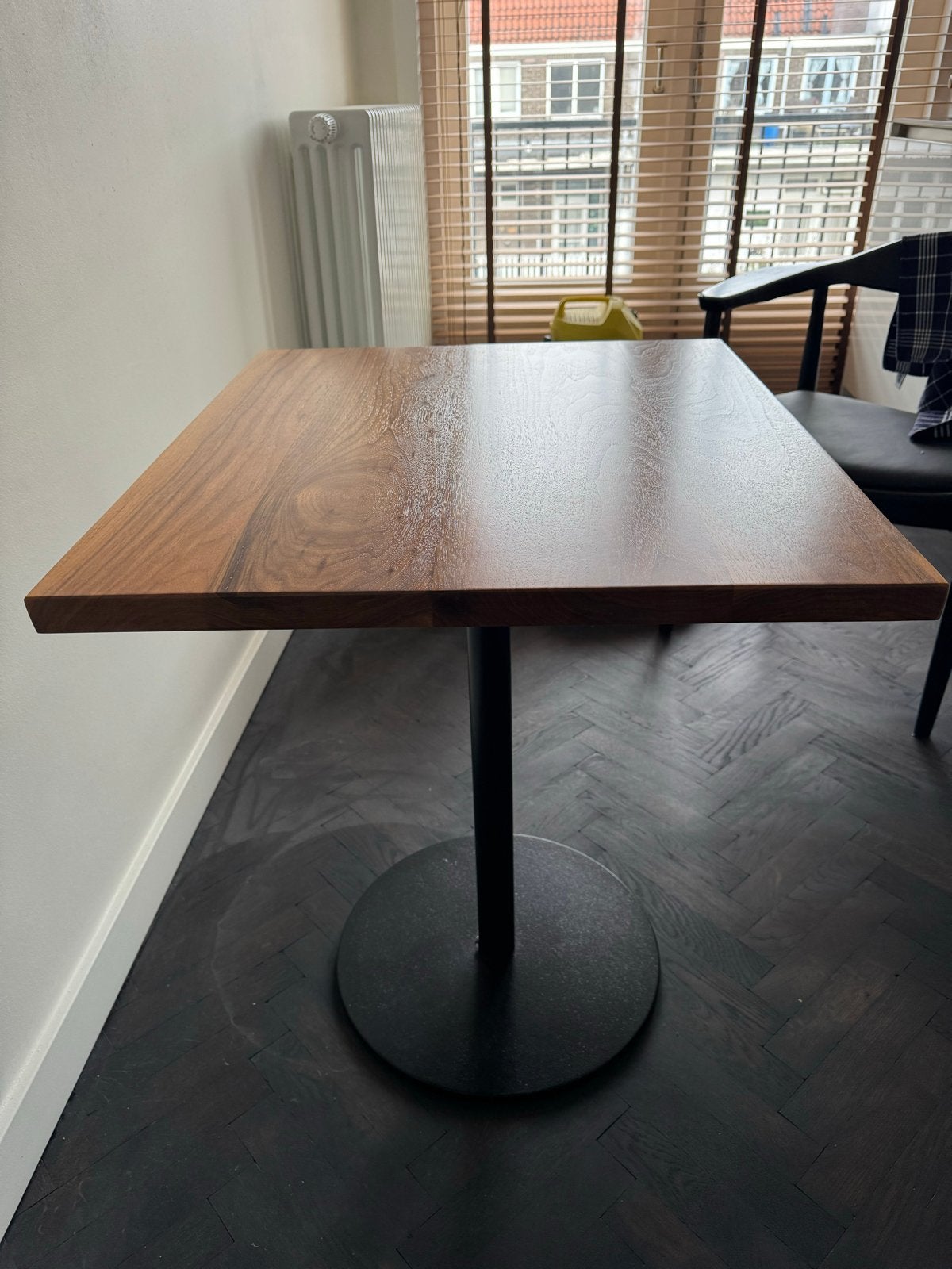 Massief Notenhouten Tafel met Stalen Onderstel, Ophalen, Vierkant, Tot twee personen, 50 tot 100 cm