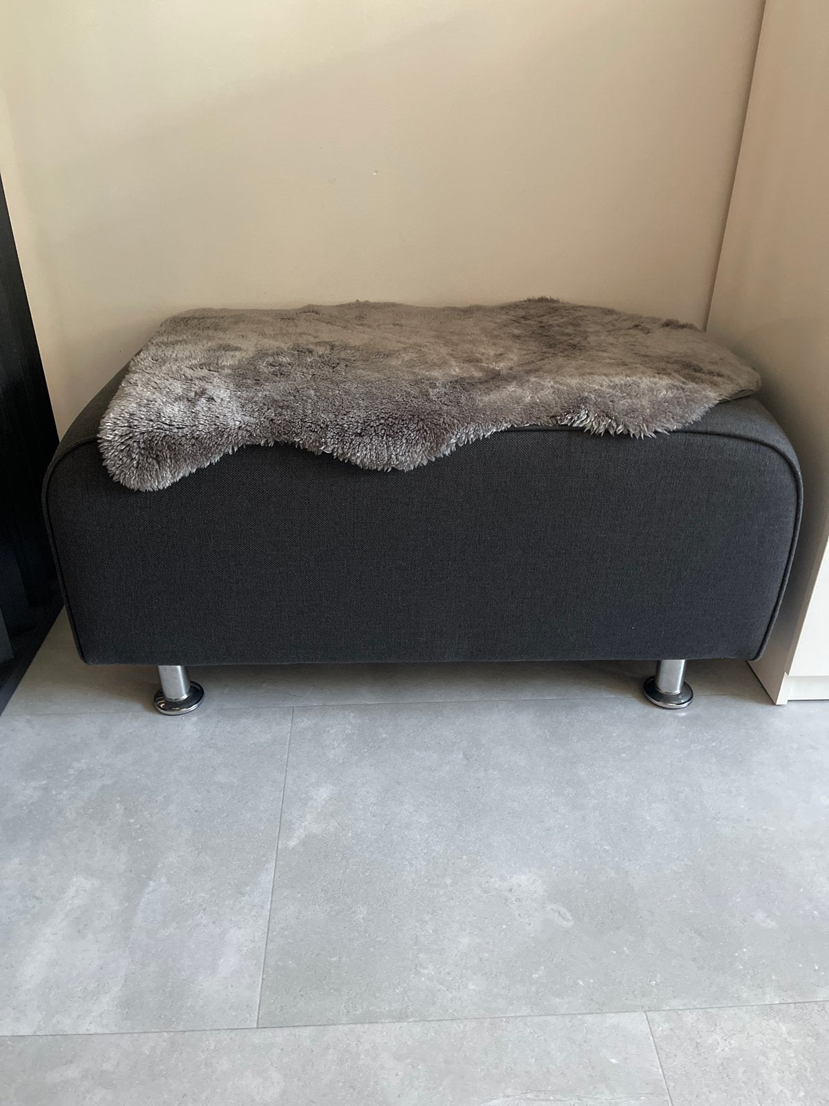 Antraciet hocker  met metalen poten, Ophalen, 50 tot 75 cm, Zo goed als nieuw, 75 tot 100 cm