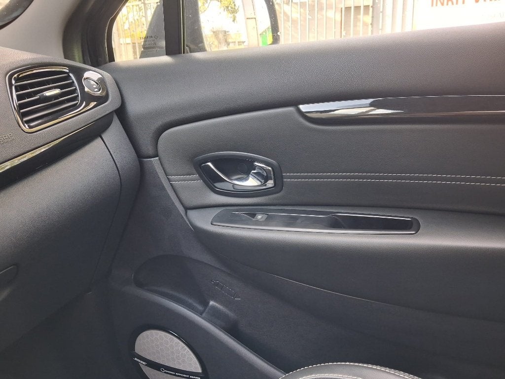 Foto 18 van Renault Grand Scenic 1.2 TCE 97KW 7P 2014 Zwart