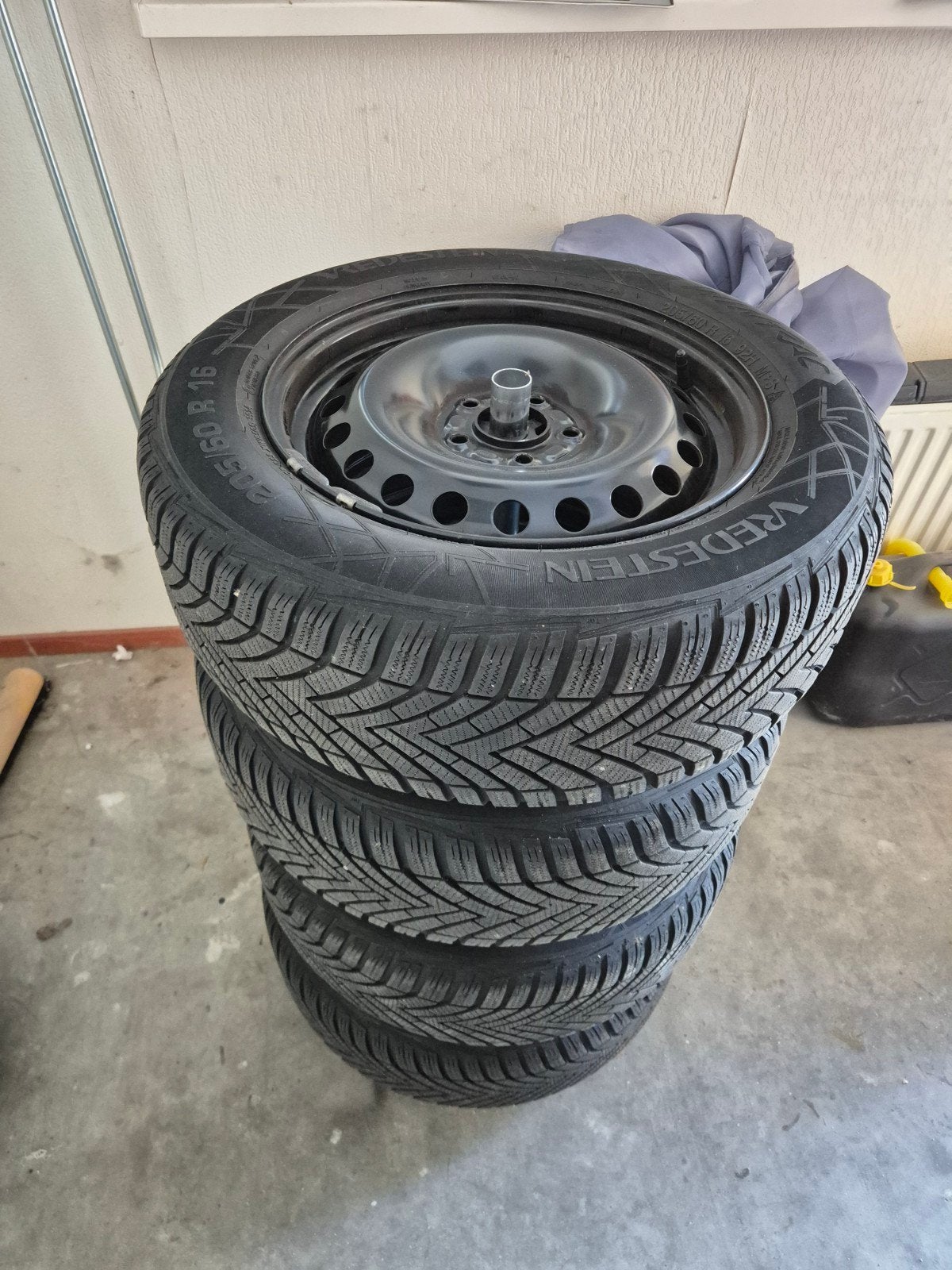 Vredestein Winterbanden op stalen velgen 205/60 R16, Ophalen, Gebruikt, 16 inch, Banden en Velgen