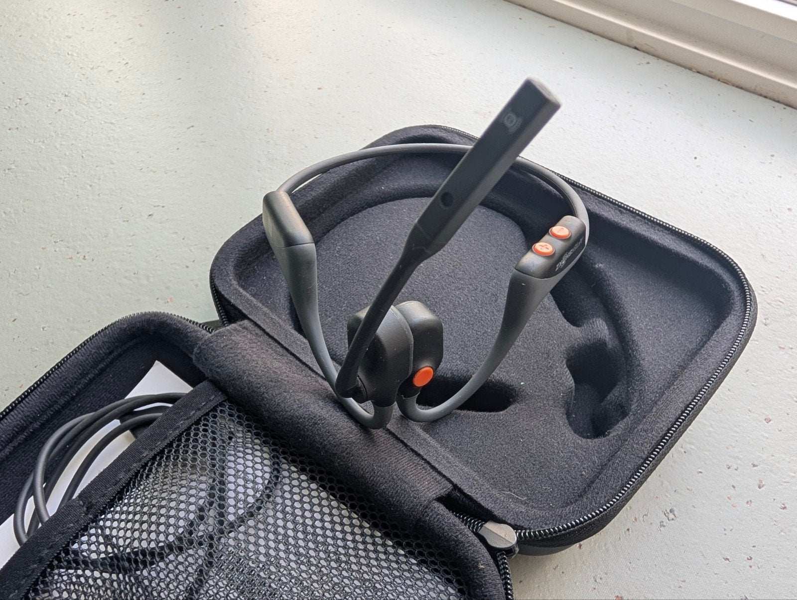 Shokz OpenComm Slate Grey ASC100 Bone Conduction Headset, Bone conduction, Ophalen of Verzenden, Zo goed als nieuw, Draadloos