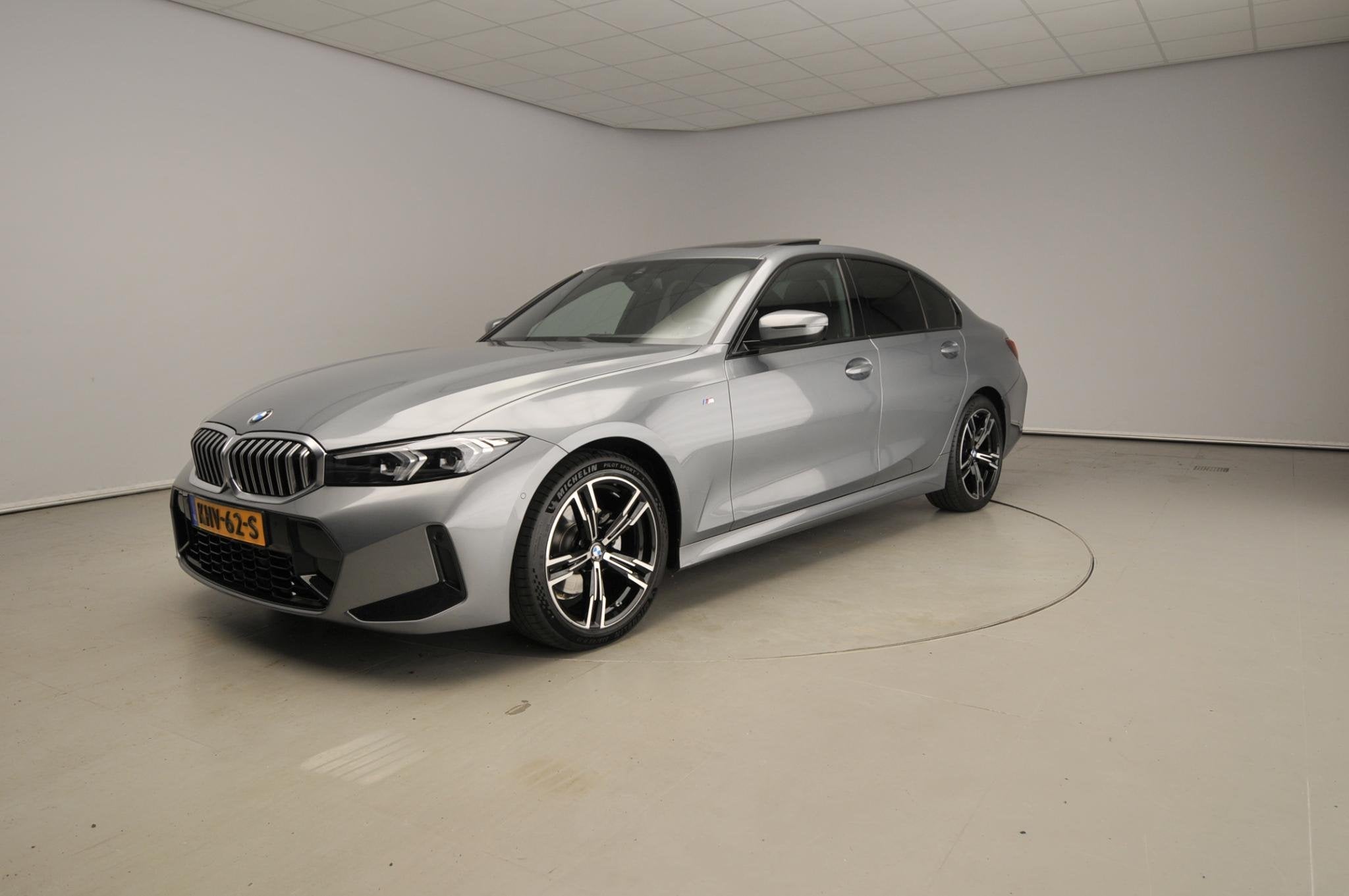BMW 3 Serie Sedan 320i | M-Sportpakket | LED | Navigatie | S, Auto's, Automaat, Gebruikt, 4 cilinders, Met garantie (alle)