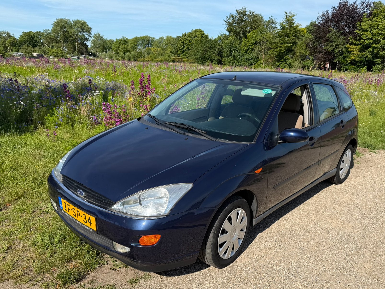 Ford Focus 1.6-16V Ghia 1999 Blauw met trekhaak, 1596 cc, Beige, Blauw, 49 €/maand