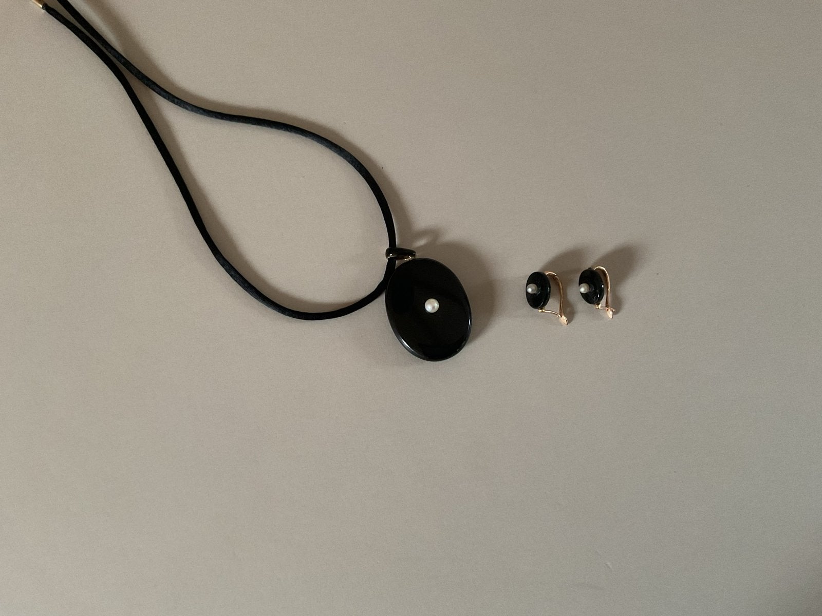 Antieke gouden set: oorbellen & medaillon met onyx & parels, Ophalen, Goud, Oorbellen, Met edelsteen