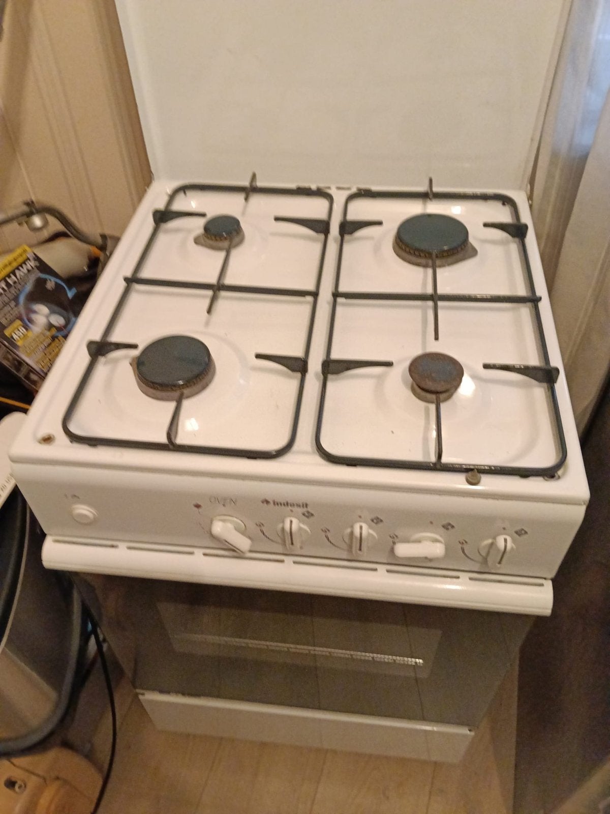 Indesit Vrijstaand Gasfornuis met Oven - Gebruikt, Witgoed en Apparatuur, Ophalen, Gebruikt, Grill, 4 kookzones