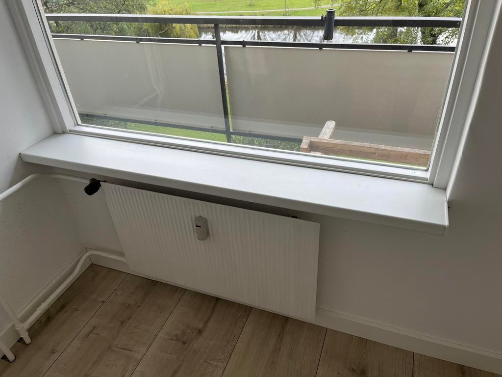 Witte vensterbank, Doe-het-zelf en Verbouw, Plinten en Afwerking, Ophalen, Overige materialen, 100 tot 150 cm, Vensterbanken