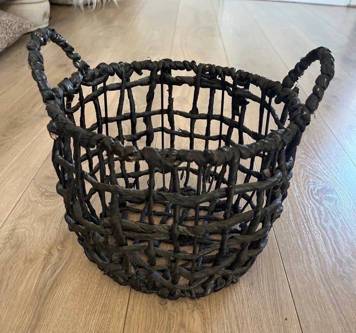 Zwarte rieten mand met handvatten, Met handvatten, Gebruikt, Mand, Rond