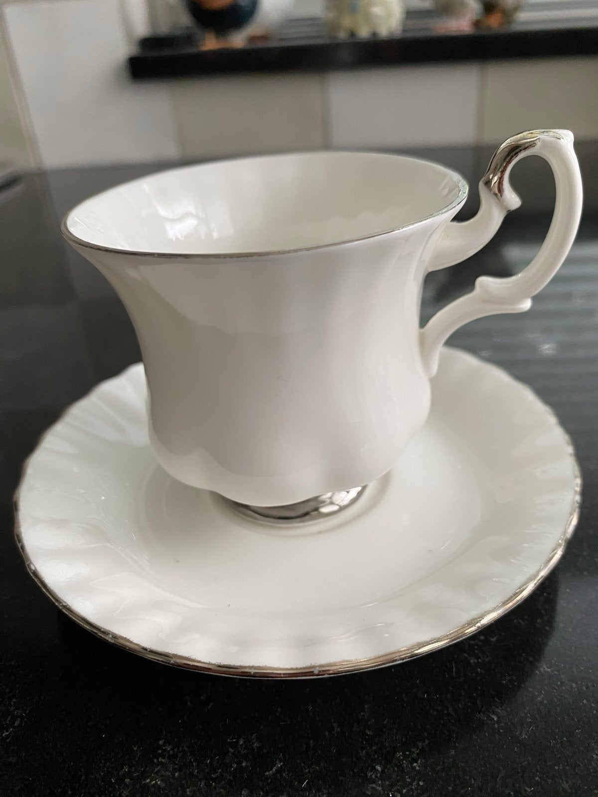 Royal Albert Chantilly Kop en Schotel - Bone China, Antiek en Kunst, Ophalen