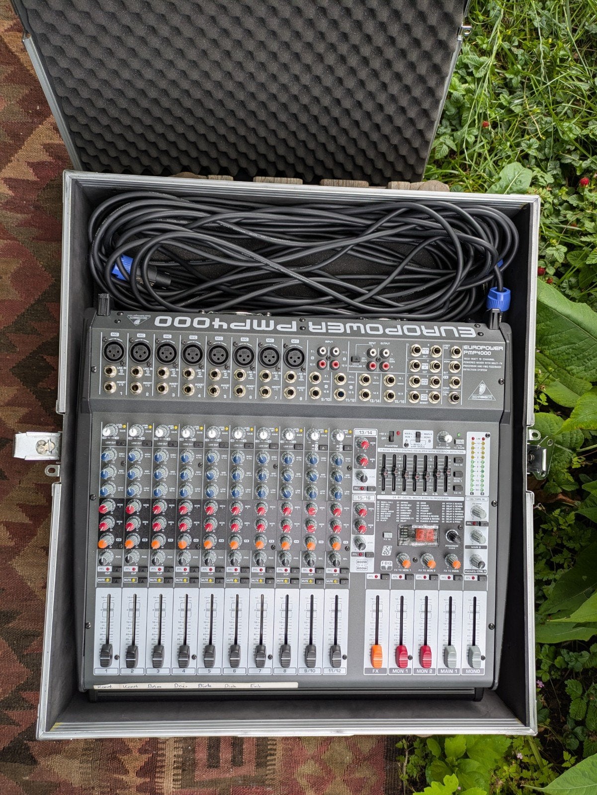 Behringer Europower PMP4000 Powermixer met Flightcase, Muziek en Instrumenten, Mengpanelen, Gebruikt, 10 tot 20 kanalen, Microfooningang