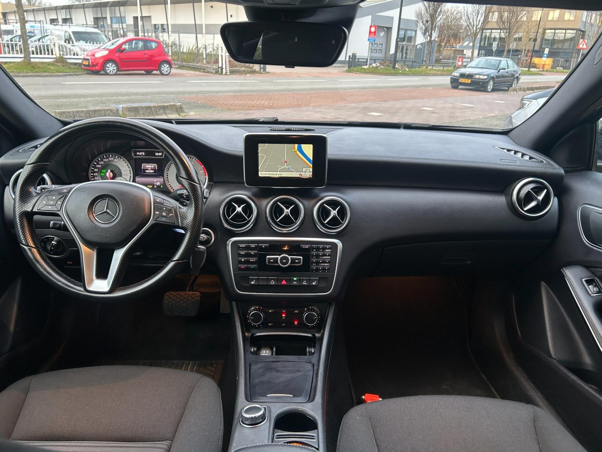 Mercedes-Benz A-klasse 200 Ambition AUT|Clima|Cruise|NAVI, Auto's, Stof, Gebruikt, Bedrijf, Grijs