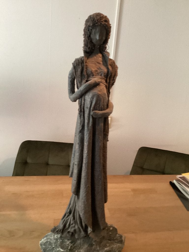 Mariabeeld of beeld van zwangere vrouw, Antiek en Kunst, Kunst | Beelden en Houtsnijwerken, Ophalen, 50 - 100 cm, Brons, Op sokkel