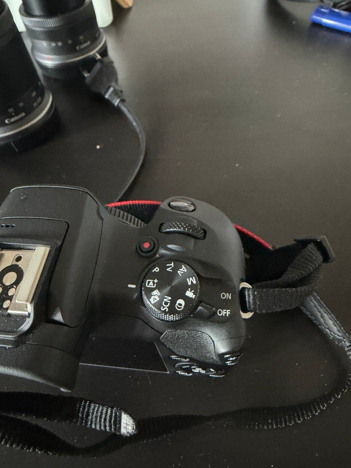 Foto 5 van Canon EOS R100 Systeemcamera met 2 lenzen en accessoires