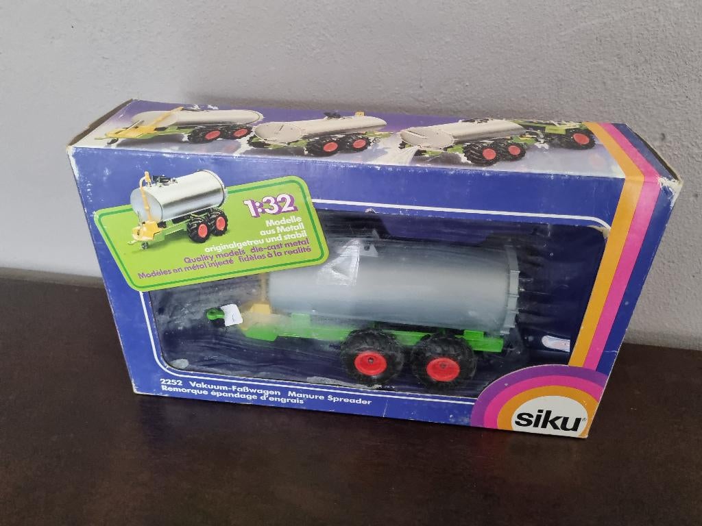 SIKU 2252 Vakuum-Fabwagen, Hobby en Vrije tijd, Modelauto's | 1:32, Ophalen of Verzenden, Zo goed als nieuw, Tractor of Landbouw