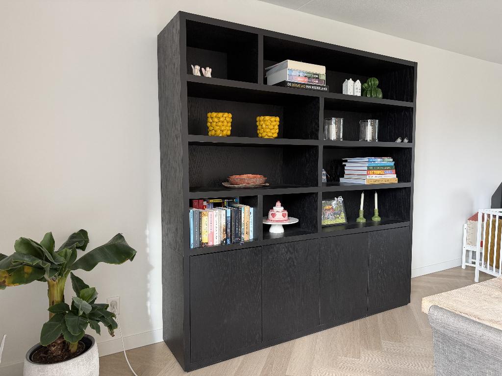 Zwarte buffetkast Barcelona - Goosens, Huis en Inrichting, Kasten | Buffetkasten, Ophalen, Met deur(en), 200 cm of meer, Eikenhout