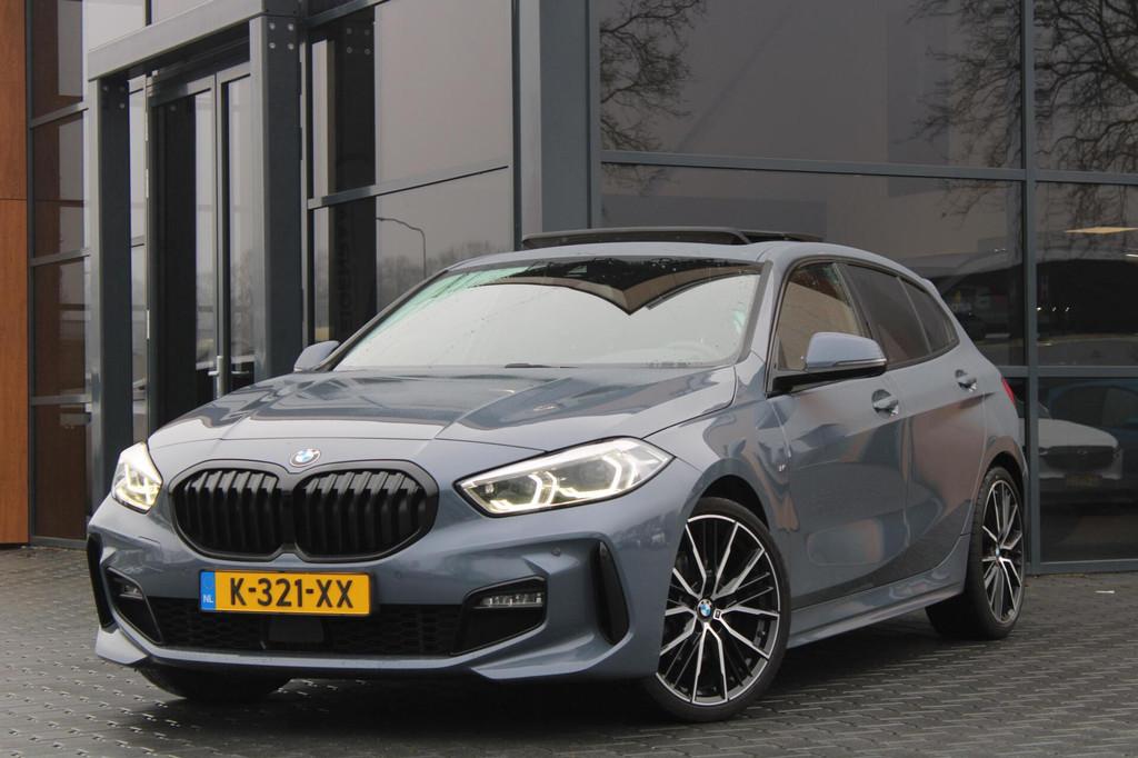 BMW 1-serie 118i M Sport Aut | Pano | Navi |Org NL, Auto's, BMW, Gebruikt, Origineel Nederlands, Bedrijf, 3 cilinders