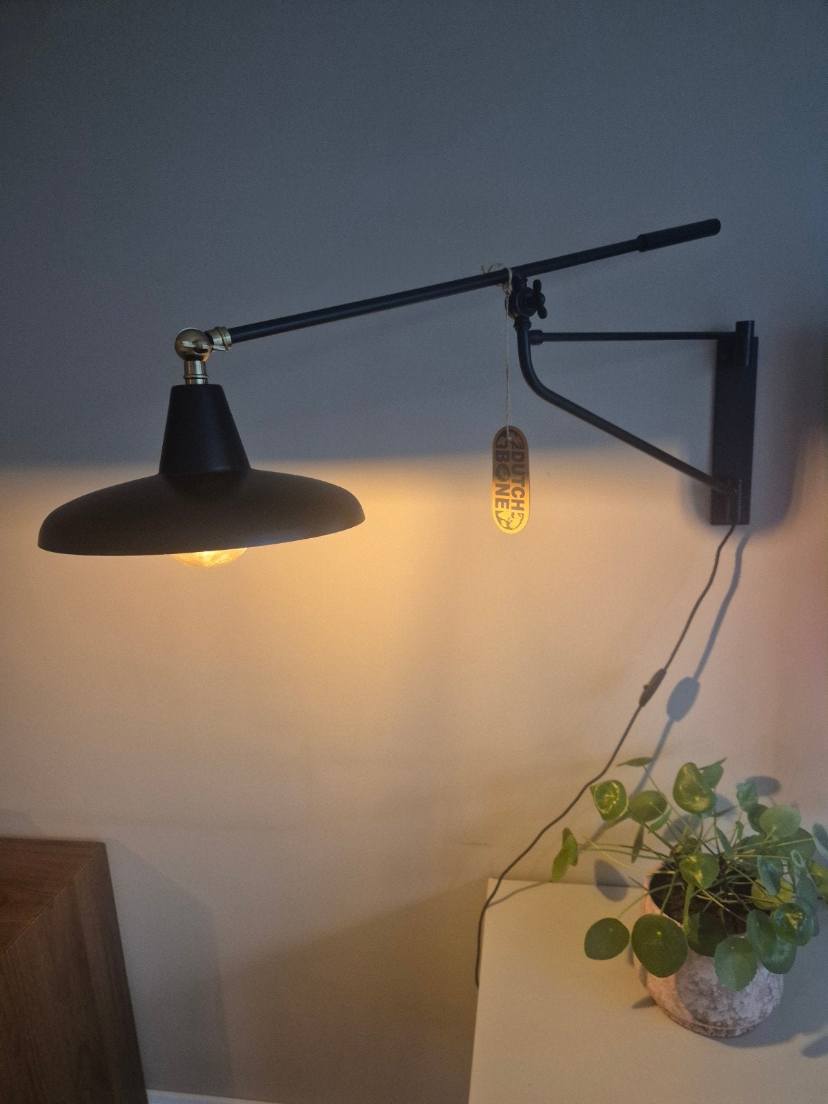Foto 2 van Dutchbone Hector wandlamp 26 cm - Zwart met messing details