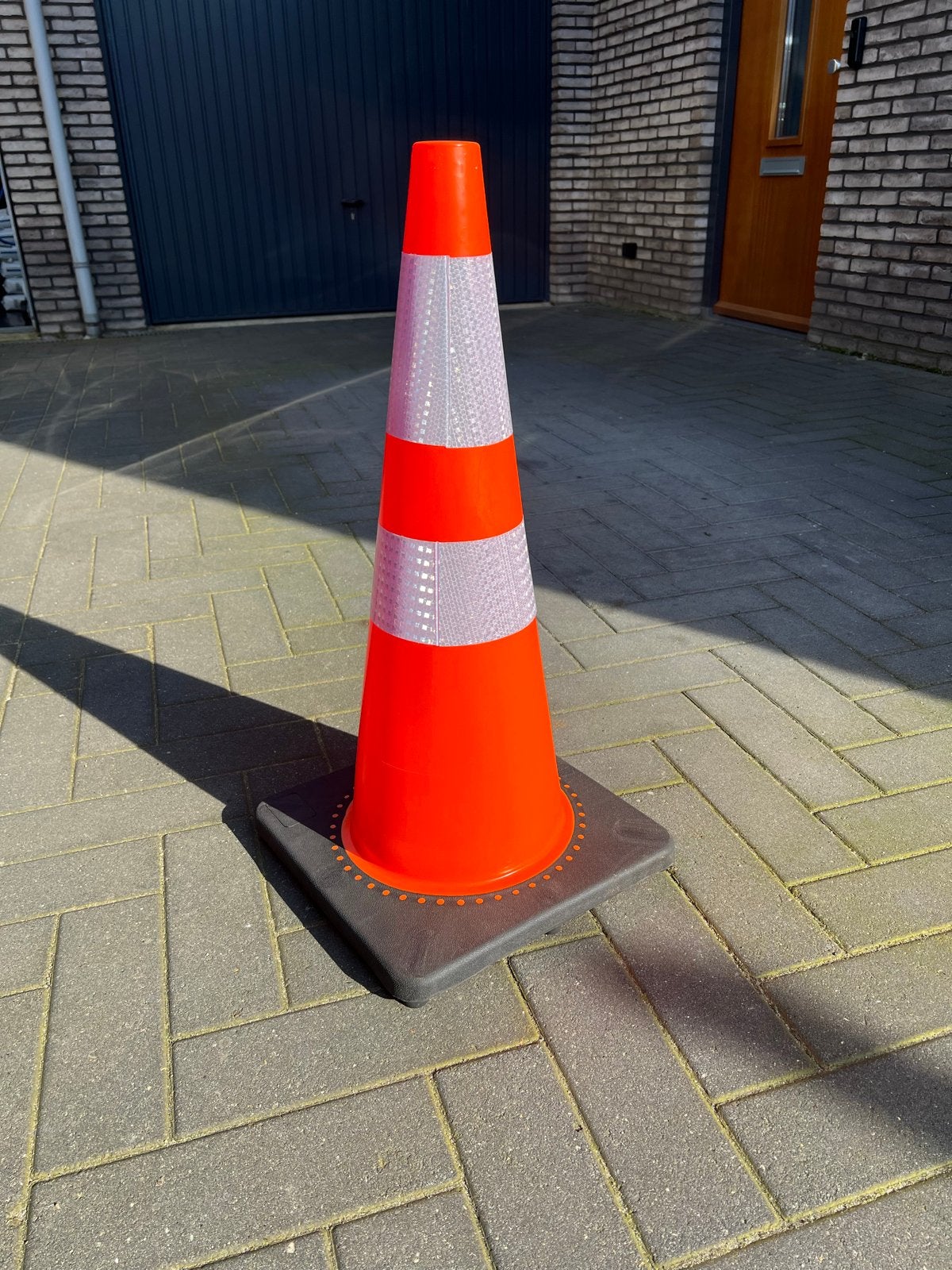 Oranje verkeerskegels met reflecterende strepen, Ophalen
