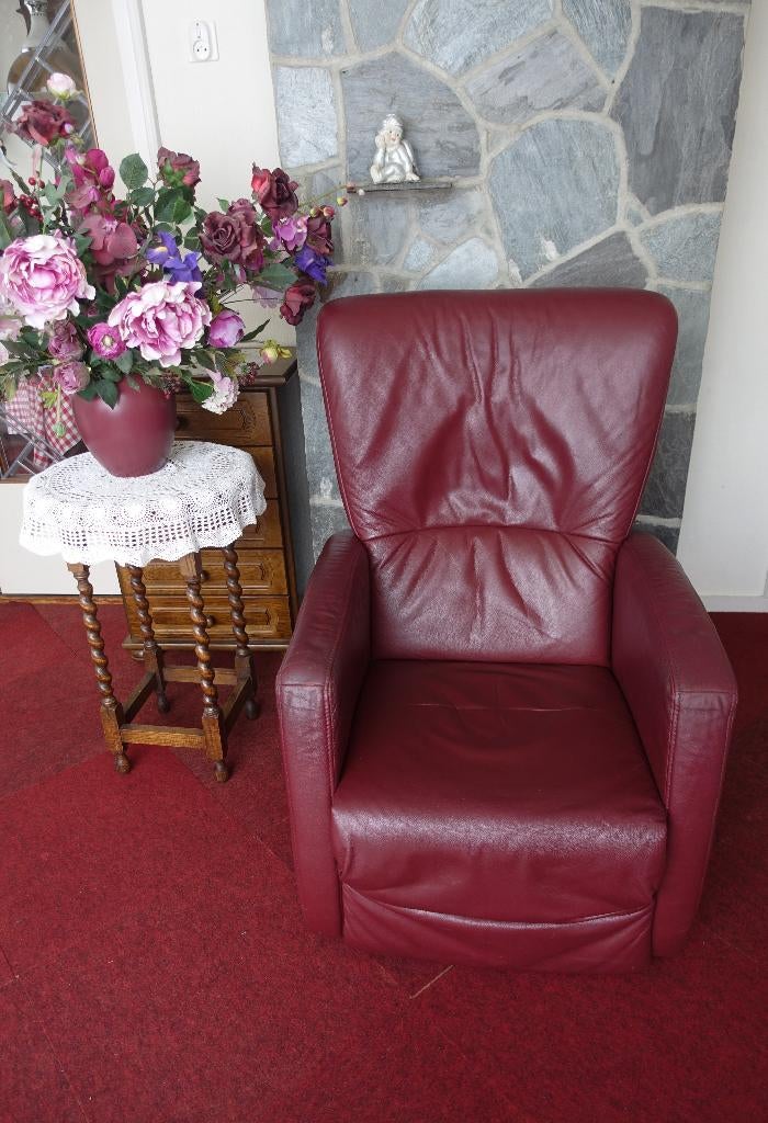 mooie smalle comfortabele bordeauxrode sta op fauteuil leer, Huis en Inrichting, Fauteuils, Ophalen, Gebruikt, 50 tot 75 cm, Leer