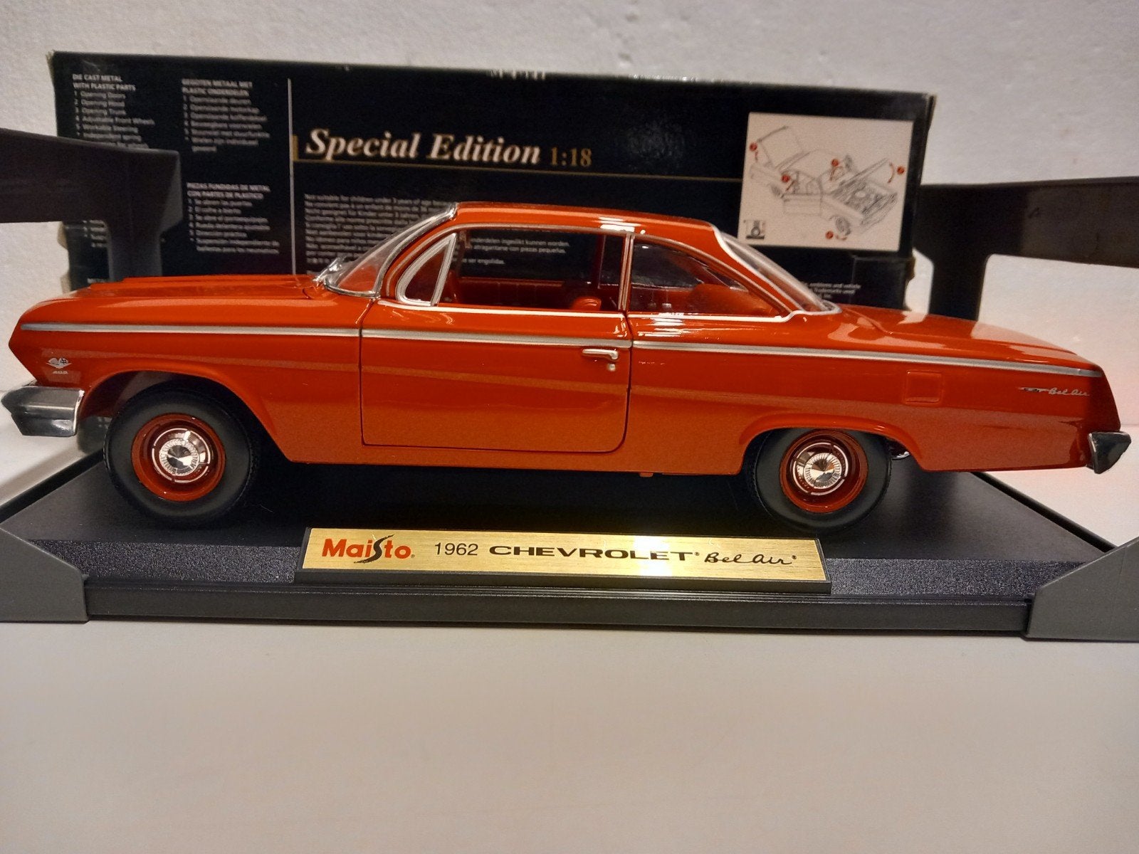 Chevrolet Bel Air 1962 rood Maisto metal 1:18 KRD, Hobby en Vrije tijd, Ophalen of Verzenden, Zo goed als nieuw, Auto, Maisto