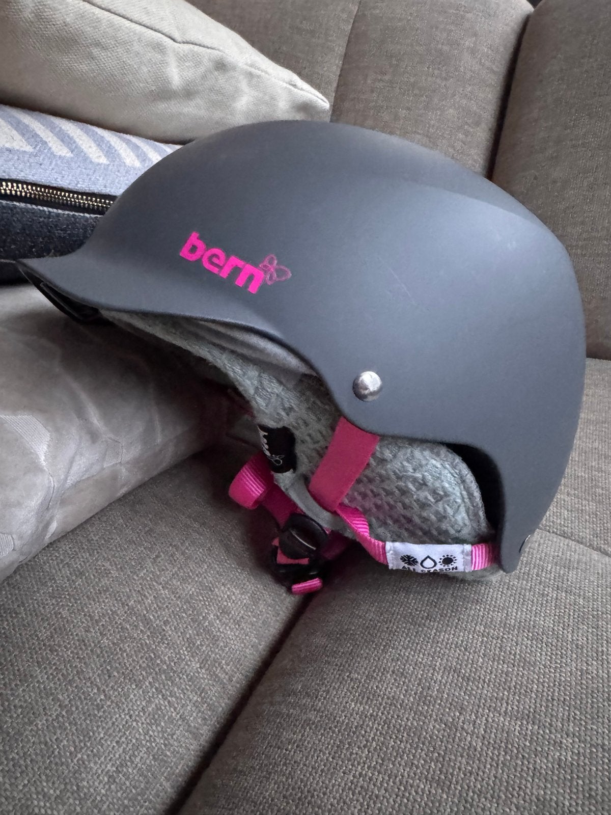 Bern skihelm / snowboardhelm / watersporthelm - grijs roze, Gebruikt, Overige typen, Skiën, Minder dan 100 cm
