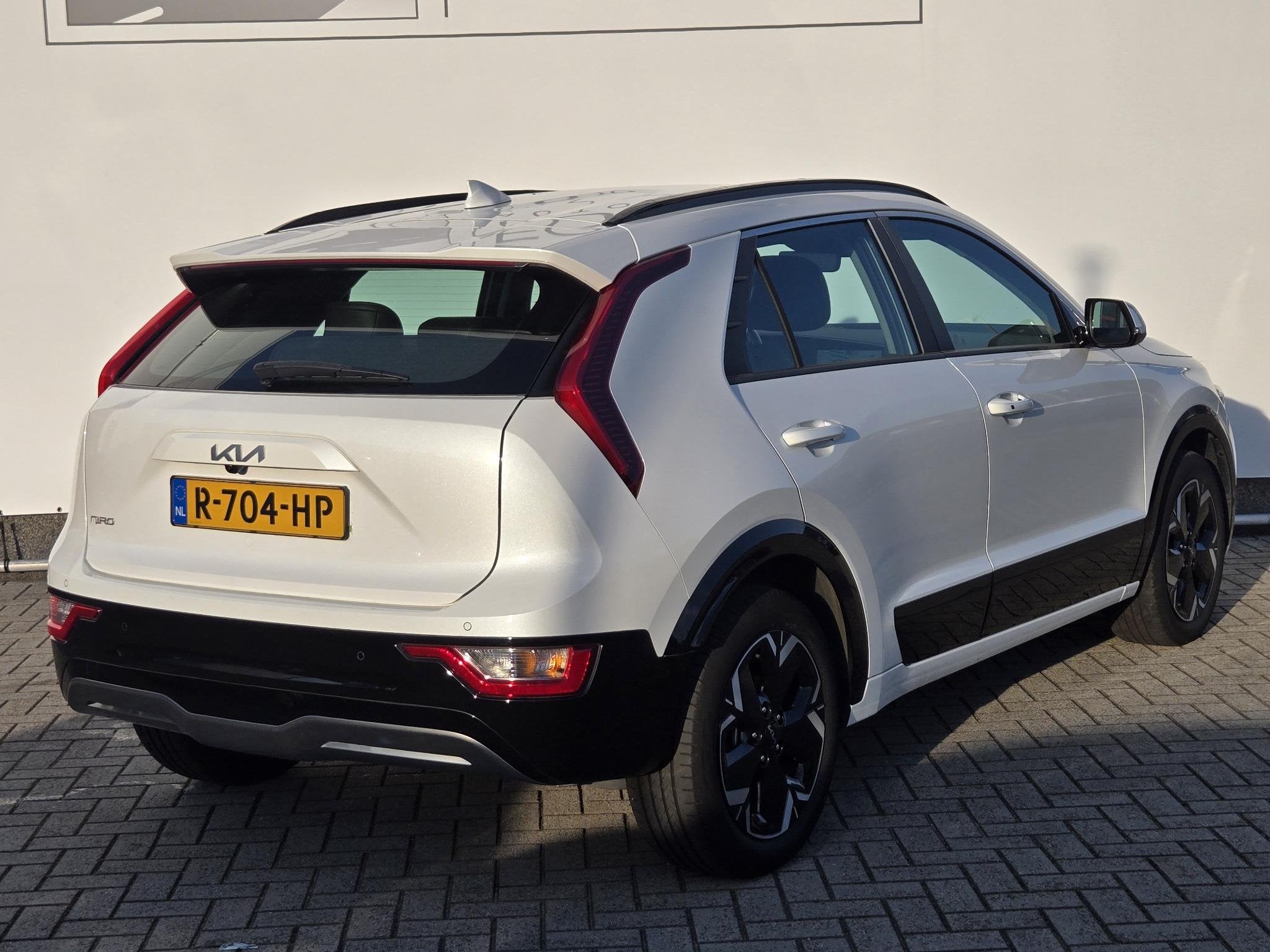 Kia Niro EV DynamicLine 64.8 kWh NL-AUTO | NAVI | CAMERA | 1, Gebruikt, 750 kg, 1657 kg, Leder en Stof